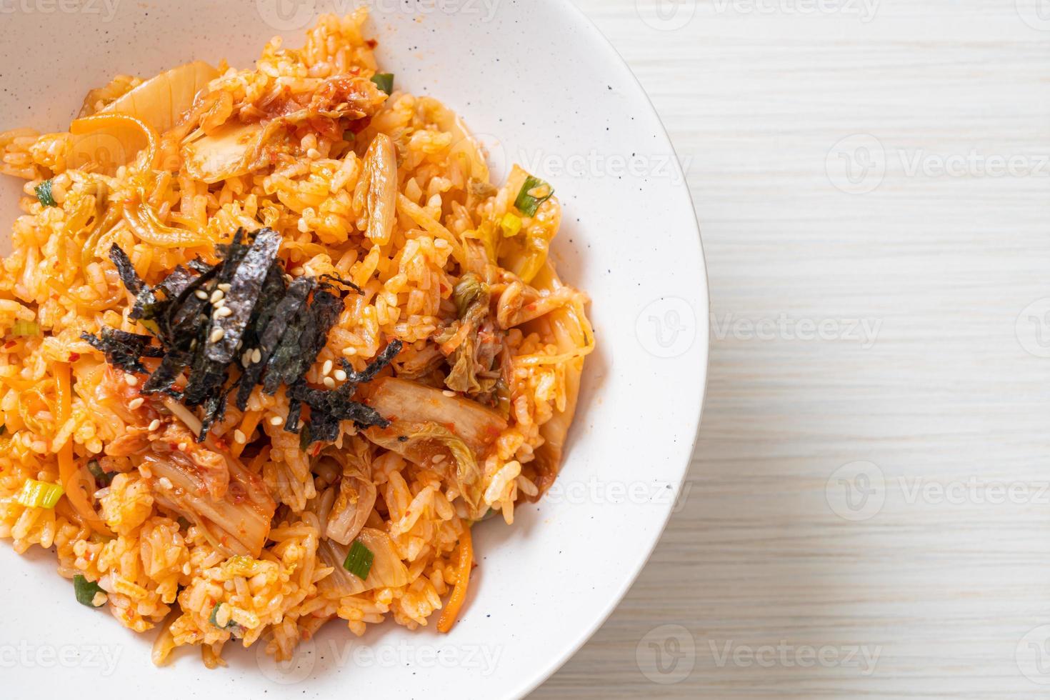 riso fritto al kimchi con alghe e sesamo bianco - stile coreano foto
