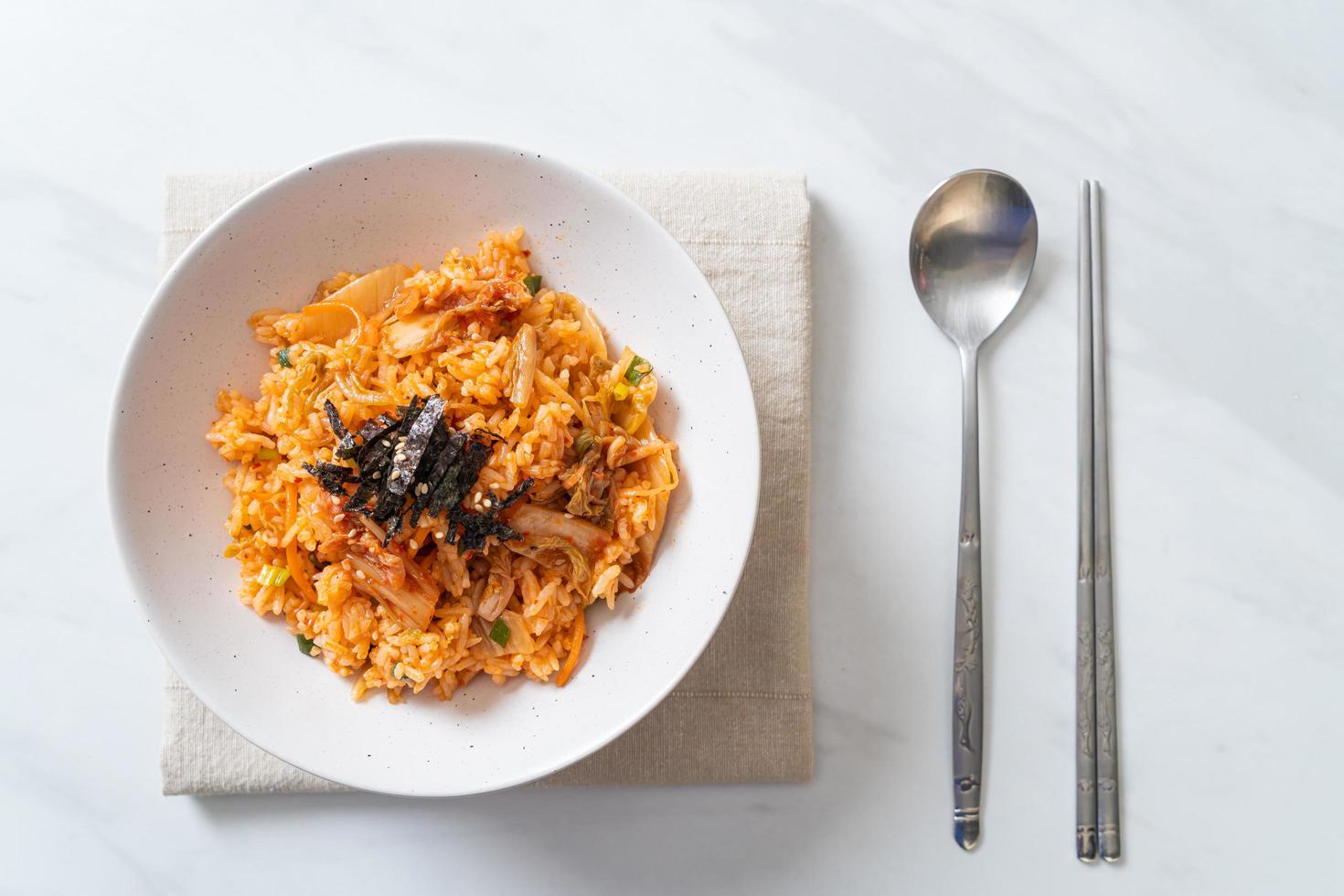 riso fritto al kimchi con alghe e sesamo bianco - stile coreano foto