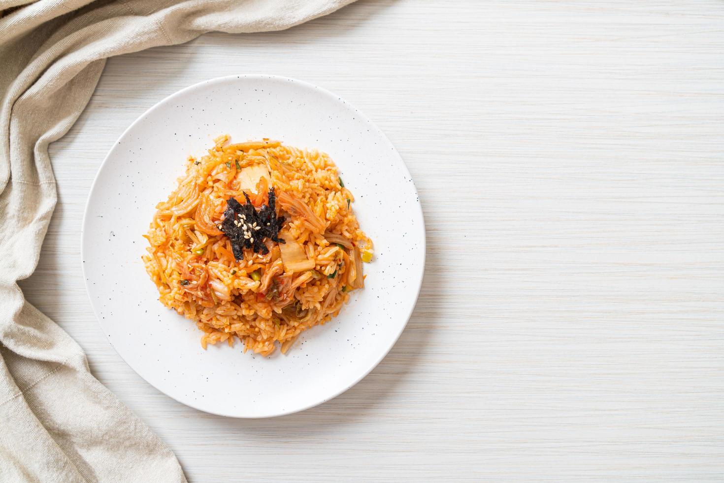 riso fritto al kimchi con alghe e sesamo bianco - stile coreano foto