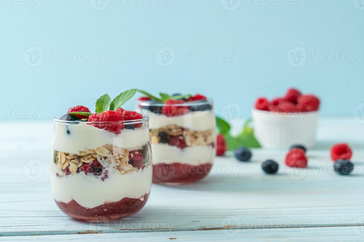 lamponi e mirtilli fatti in casa con yogurt e muesli - stile di cibo sano foto