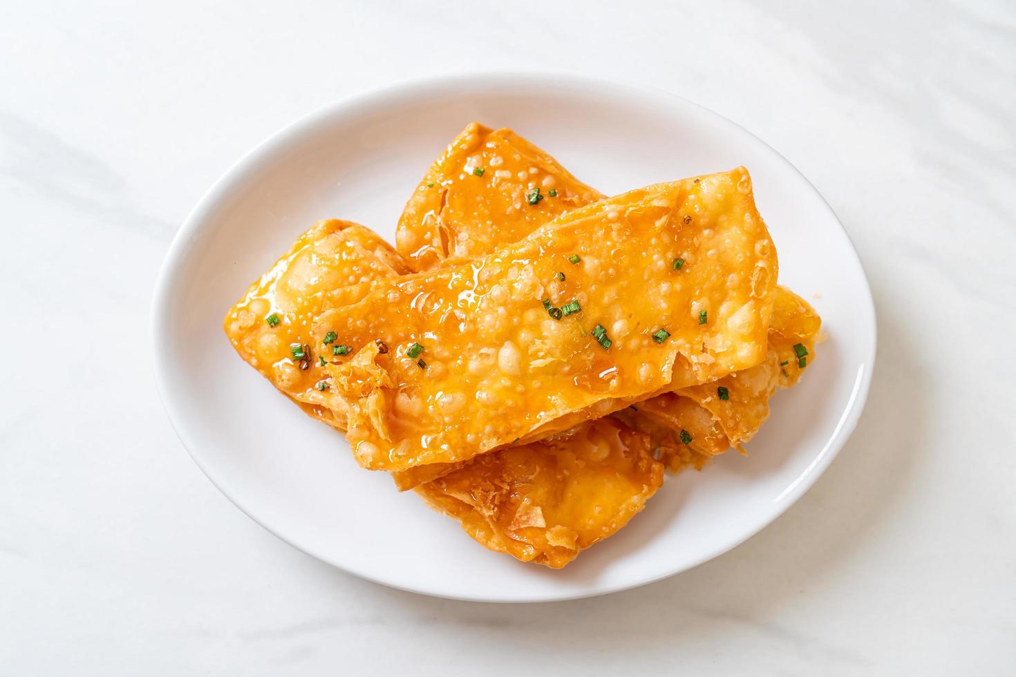 roti croccanti con zucchero sul piatto foto