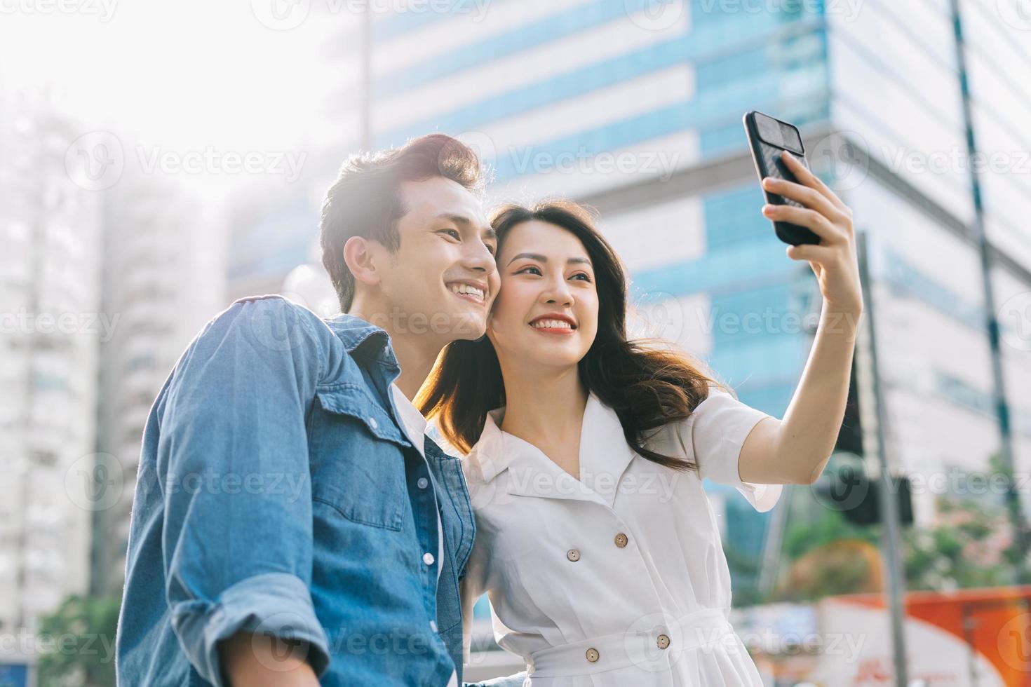 giovane coppia asiatica che si fa selfie insieme per strada? foto