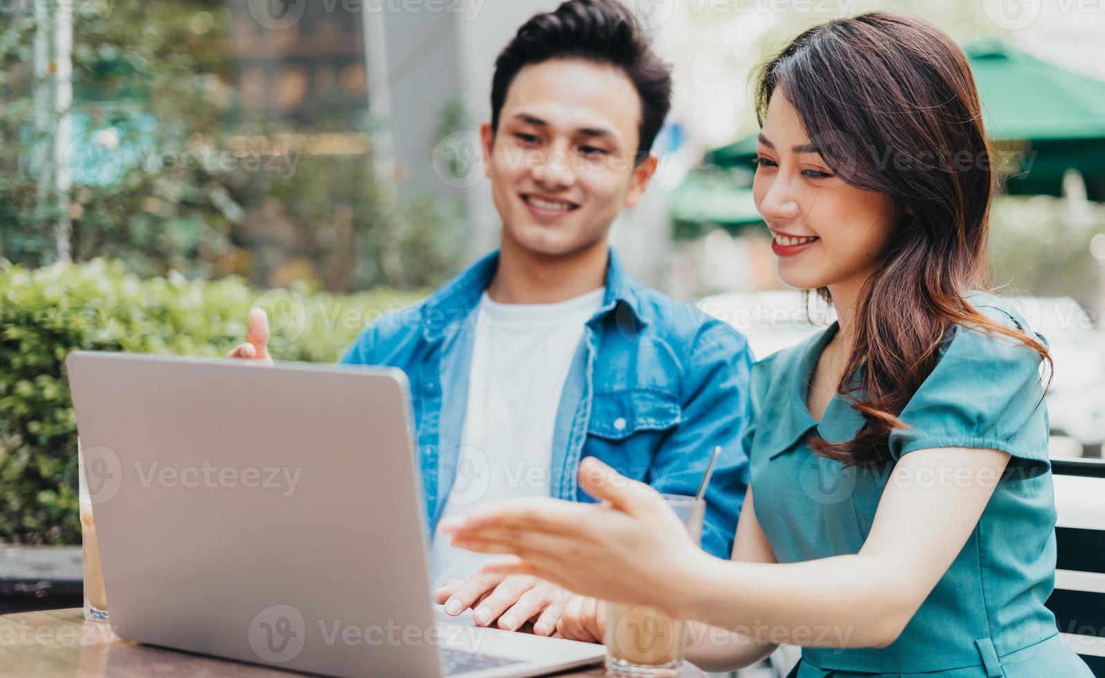 giovani asiatici che lavorano insieme al bar foto