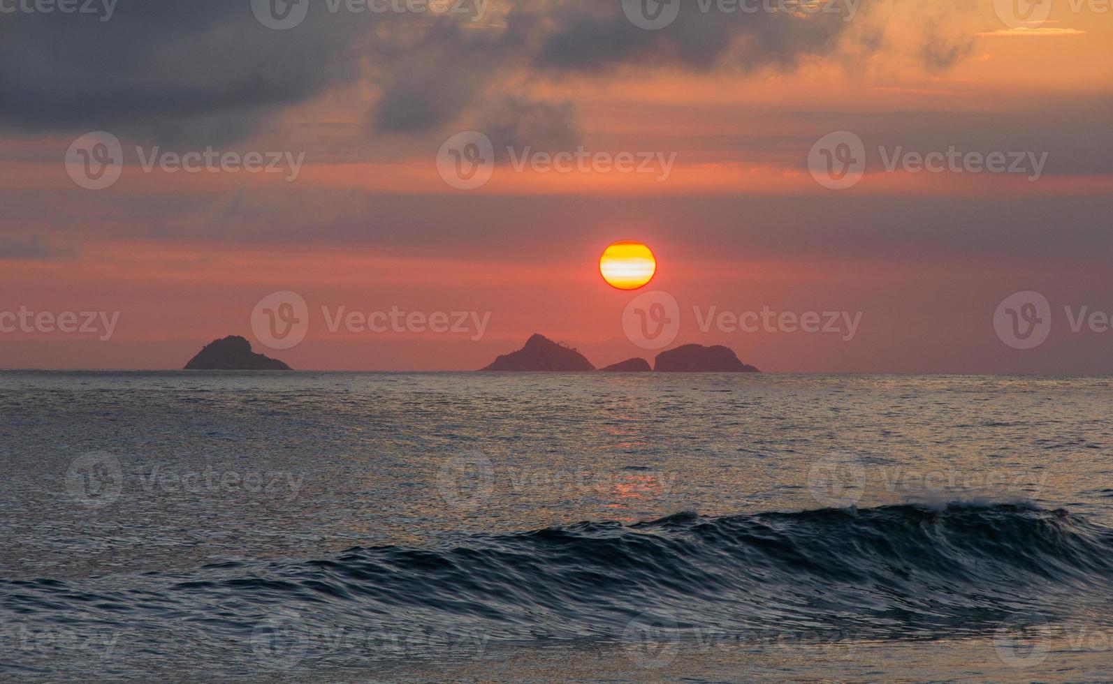 tramonto sulla spiaggia di ipanema foto