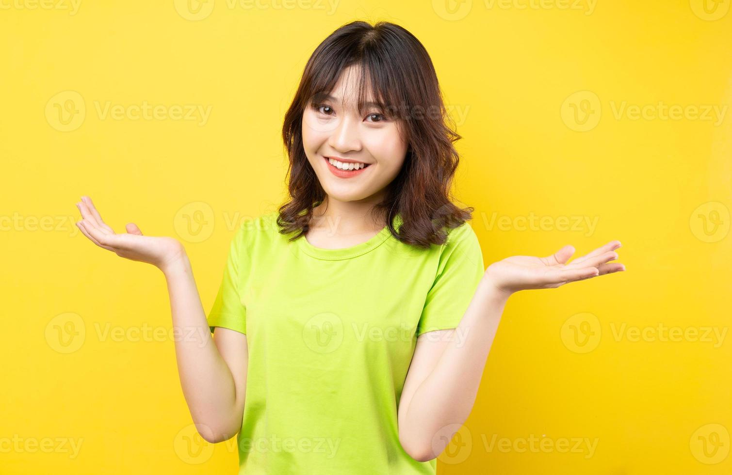 giovane ragazza asiatica con espressioni e gesti sullo sfondo foto