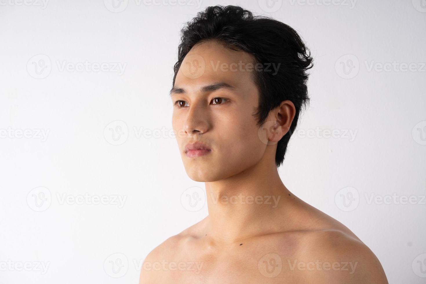 ritratto di un bel giovane con muscoli e pelle puliti foto