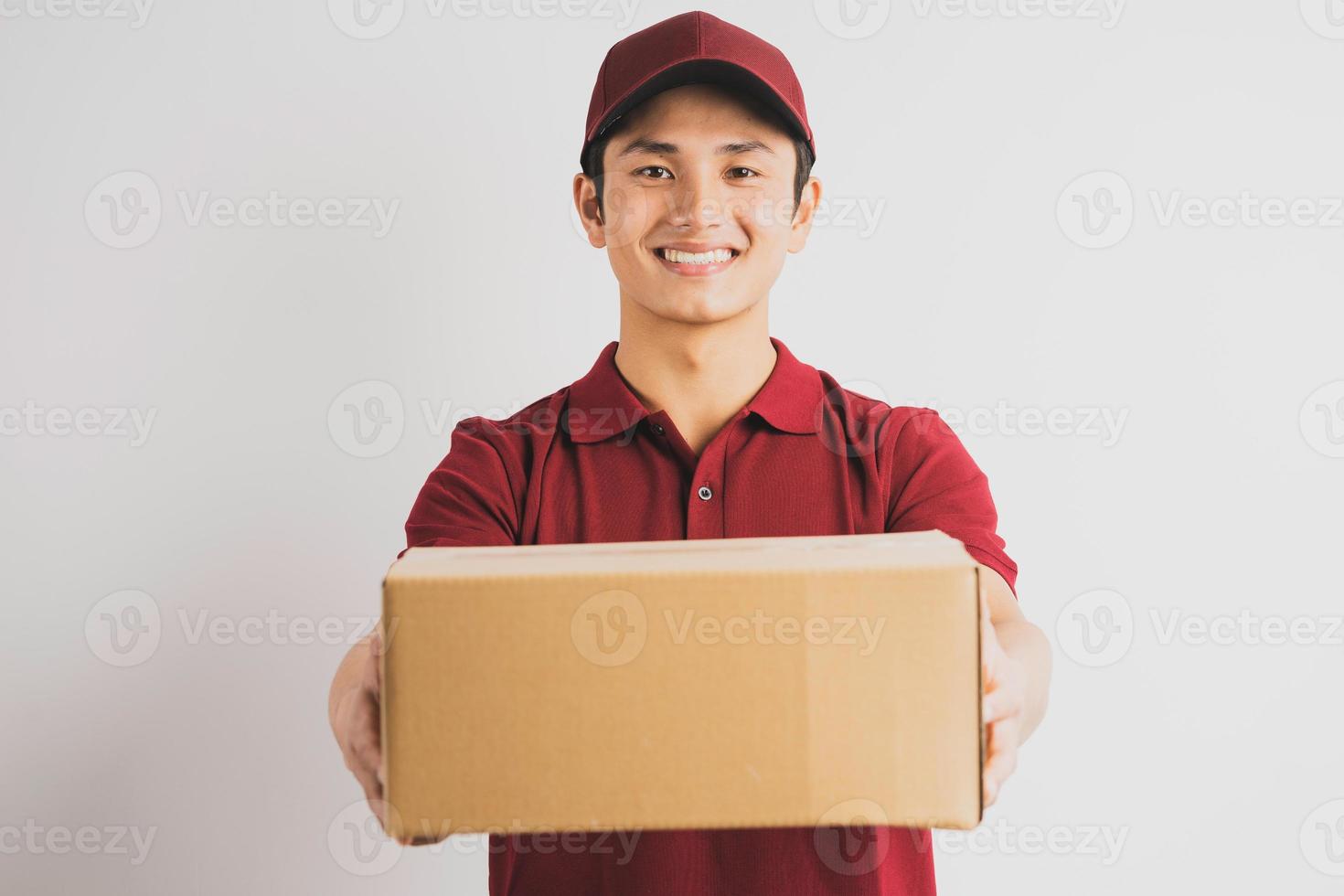 ritratto di un uomo di consegna maschio che tiene una scatola di carico, sfondo foto