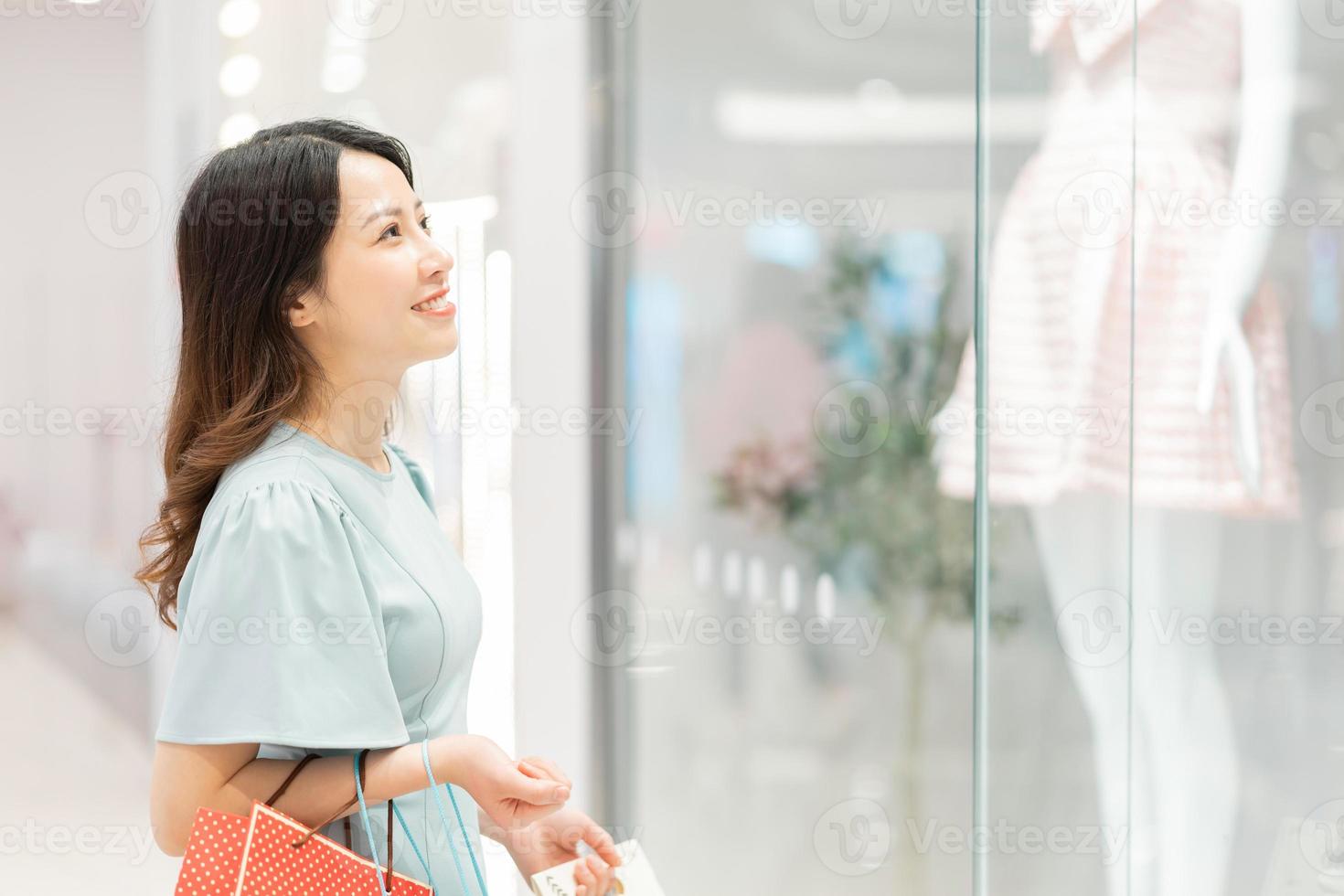 la ragazza sta guardando i vestiti fuori dal negozio foto