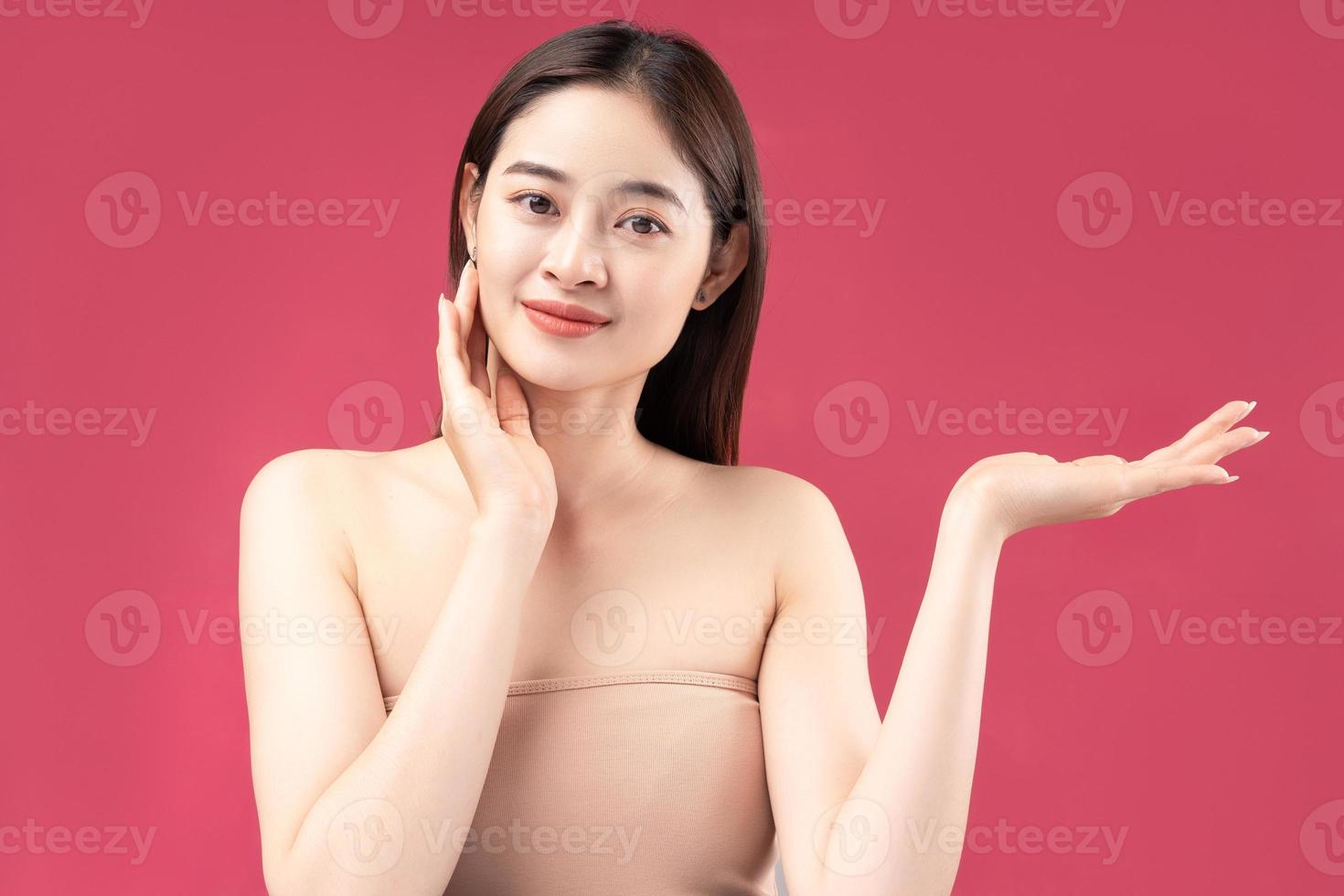 immagine di una giovane donna asiatica con una bella pelle foto