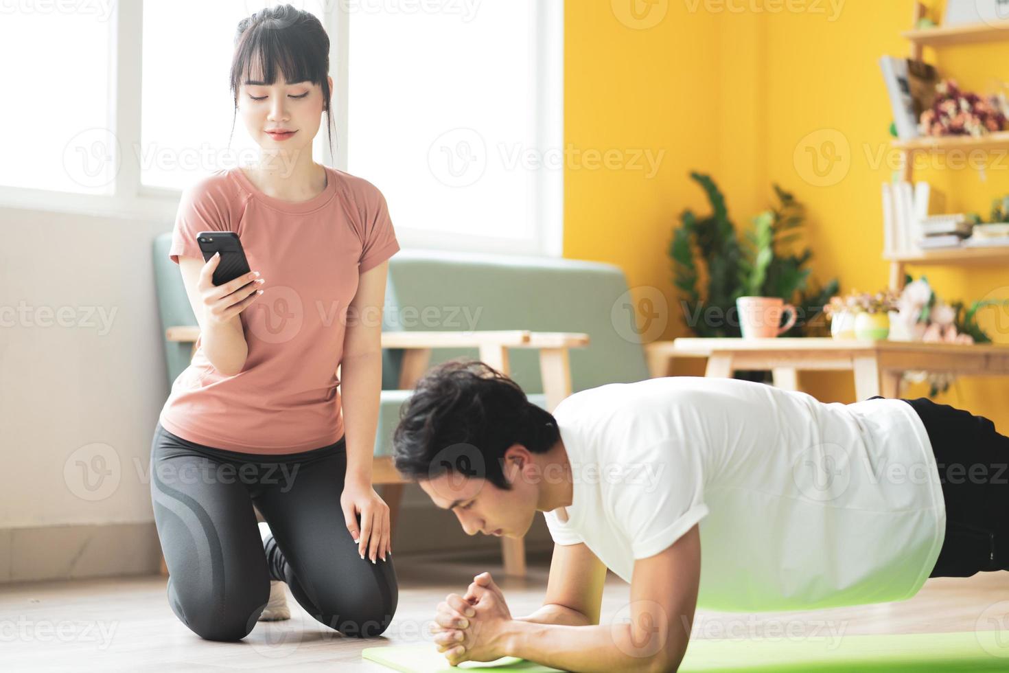 la tua ragazza sta pianificando che il suo ragazzo faccia il plank a casa foto