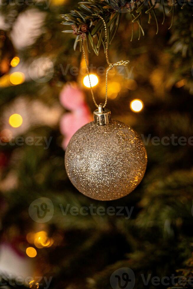 decorazioni per il vacanze su un' verde Natale albero nel avvicinamento foto