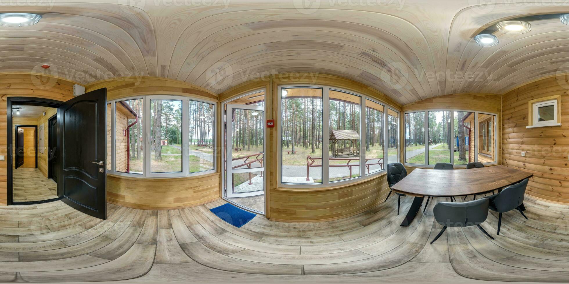 360 hdri panorama dentro interno di Ingresso sala con banchetto tavolo nel di legno vacanza eco fattoria nel foresta nel pieno senza soluzione di continuità equirettangolare sferico proiezione foto