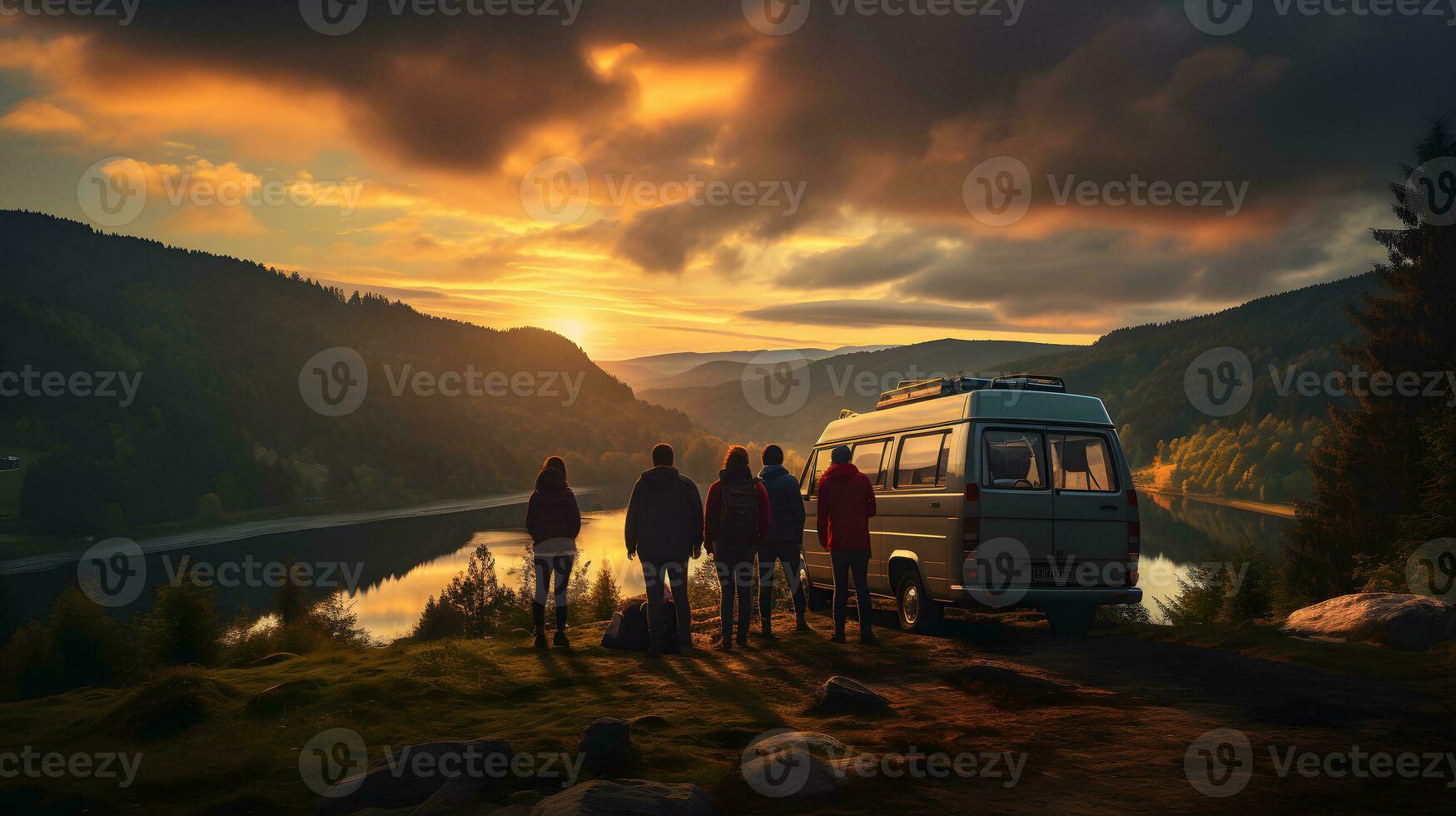 gruppo di amici In piedi insieme e guardare a il montagna Visualizza, godendo fresco aria e bellissimo Visualizza vicino il camper macchina. campeggio, viaggiare, vacanza e famiglia viaggio concetto. ai generativo foto