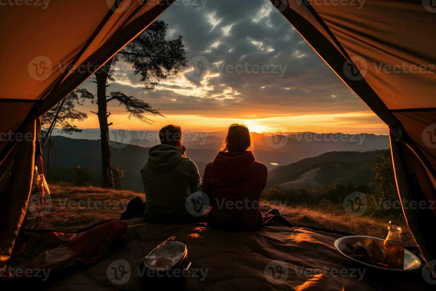 un' giovane coppia di escursionisti seduta e godendo bellissimo Visualizza insieme su tramonto o Alba. campeggio, viaggiare, vacanza concetto. ai generativo foto