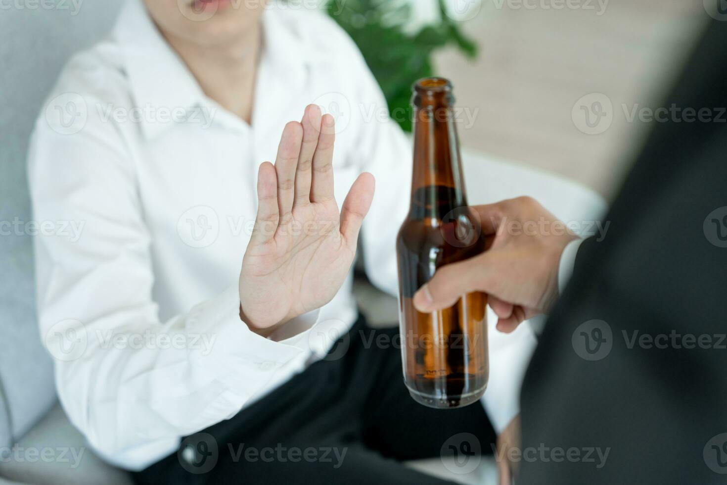 uomo Sorridi e rifiuta dire no e evitare per bevanda un alcool , mano mostrare rifiutare e fermarsi, alcolismo trattamento, alcool dipendenza, smettere liquore, fermare potabile alcol. rifiuto bottiglia liquore, malsano foto