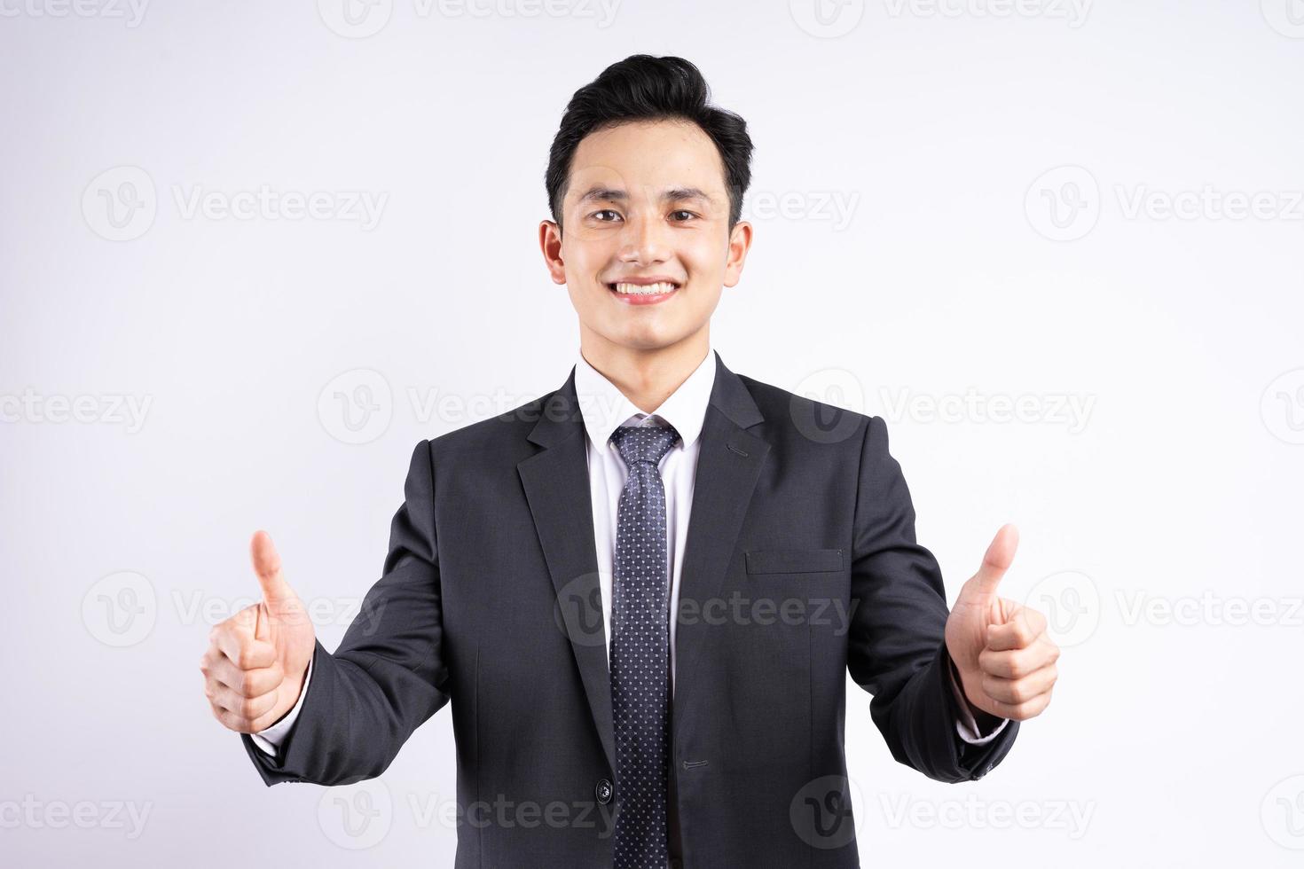 immagine di un giovane uomo d'affari asiatico che indossa un abito su sfondo bianco foto