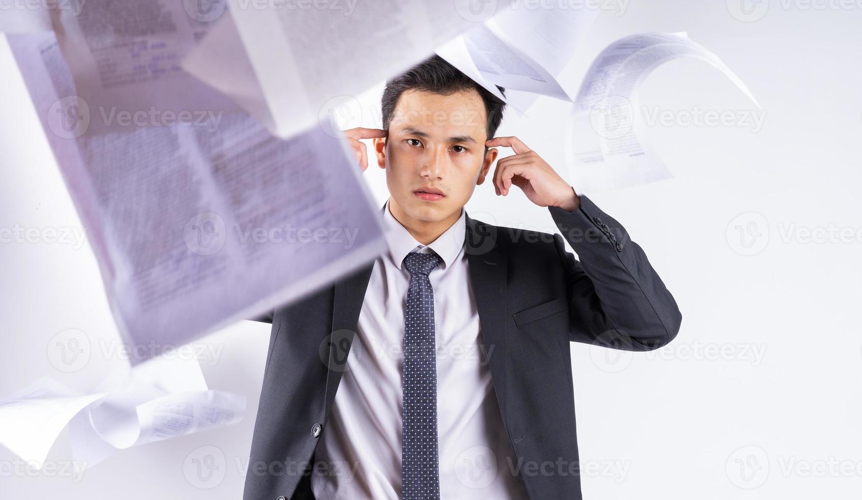 stressato uomo d'affari asiatico su sfondo bianco foto