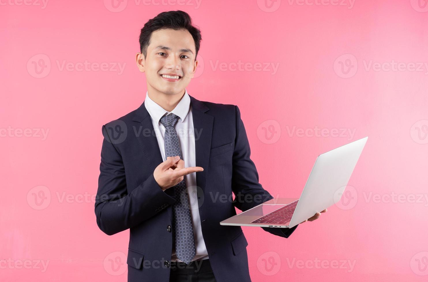 immagine di un giovane uomo d'affari asiatico su sfondo rosa foto