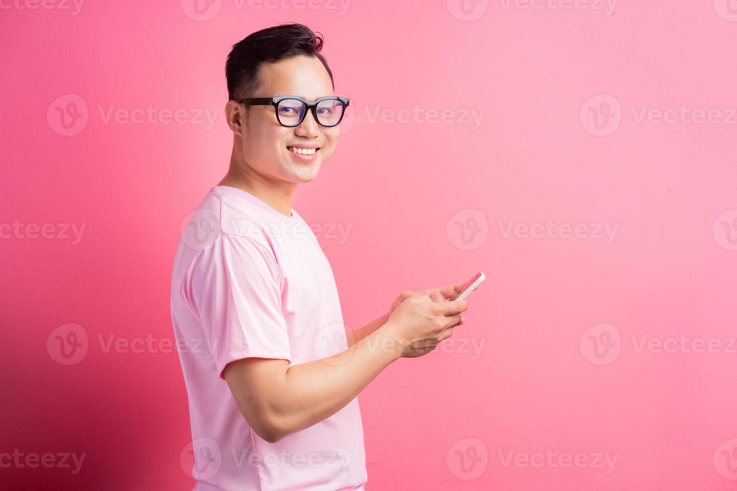 l'uomo asiatico sta usando il suo telefono per mandare sms foto