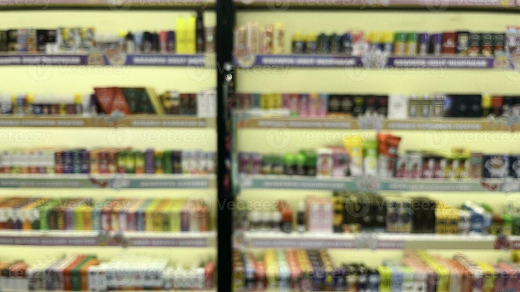 astratto sfocato di prodotti vetrina nel un' negozio, con bokeh leggero sfondo. foto