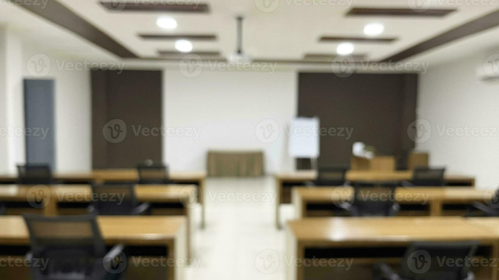 sfocato Immagine di incontro camera nel il moderno ufficio, ideale per presentazione sfondo foto