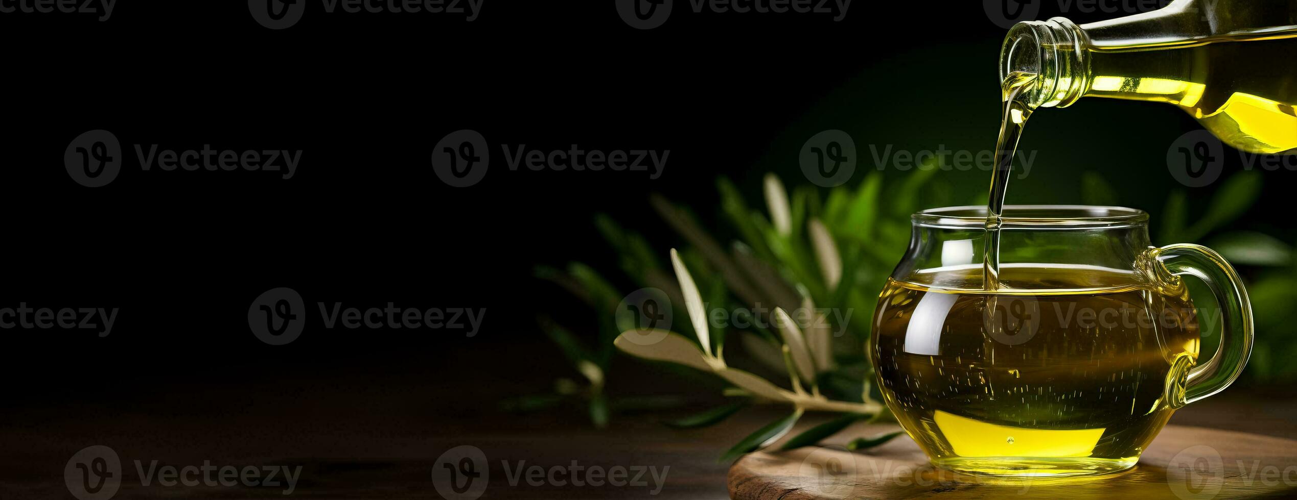 mano scrosciante biologico oliva olio in un' bicchiere bottiglia isolato su un' verde pendenza sfondo foto