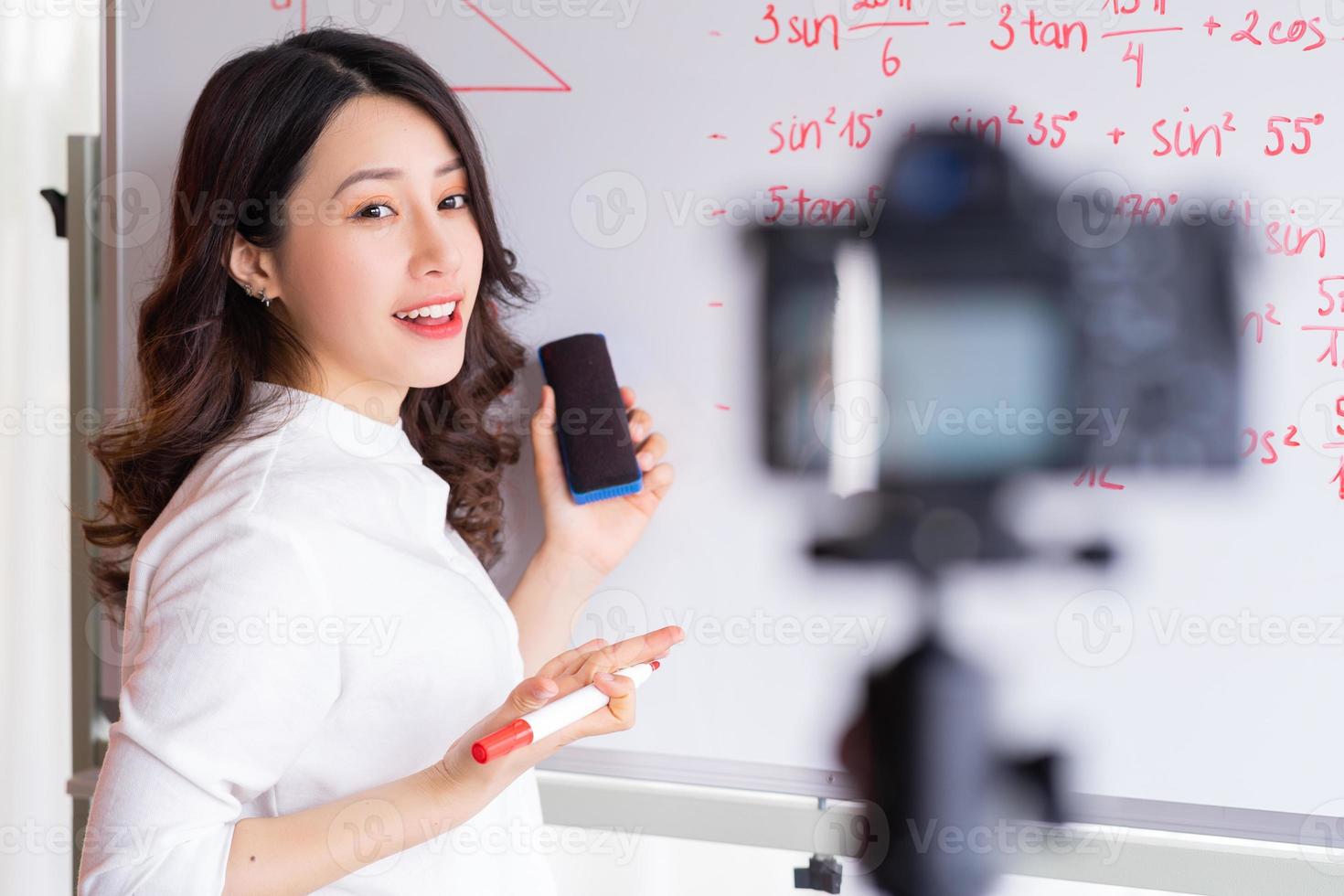 insegnanti asiatiche stanno registrando lezioni per il lavoro di insegnamento online foto