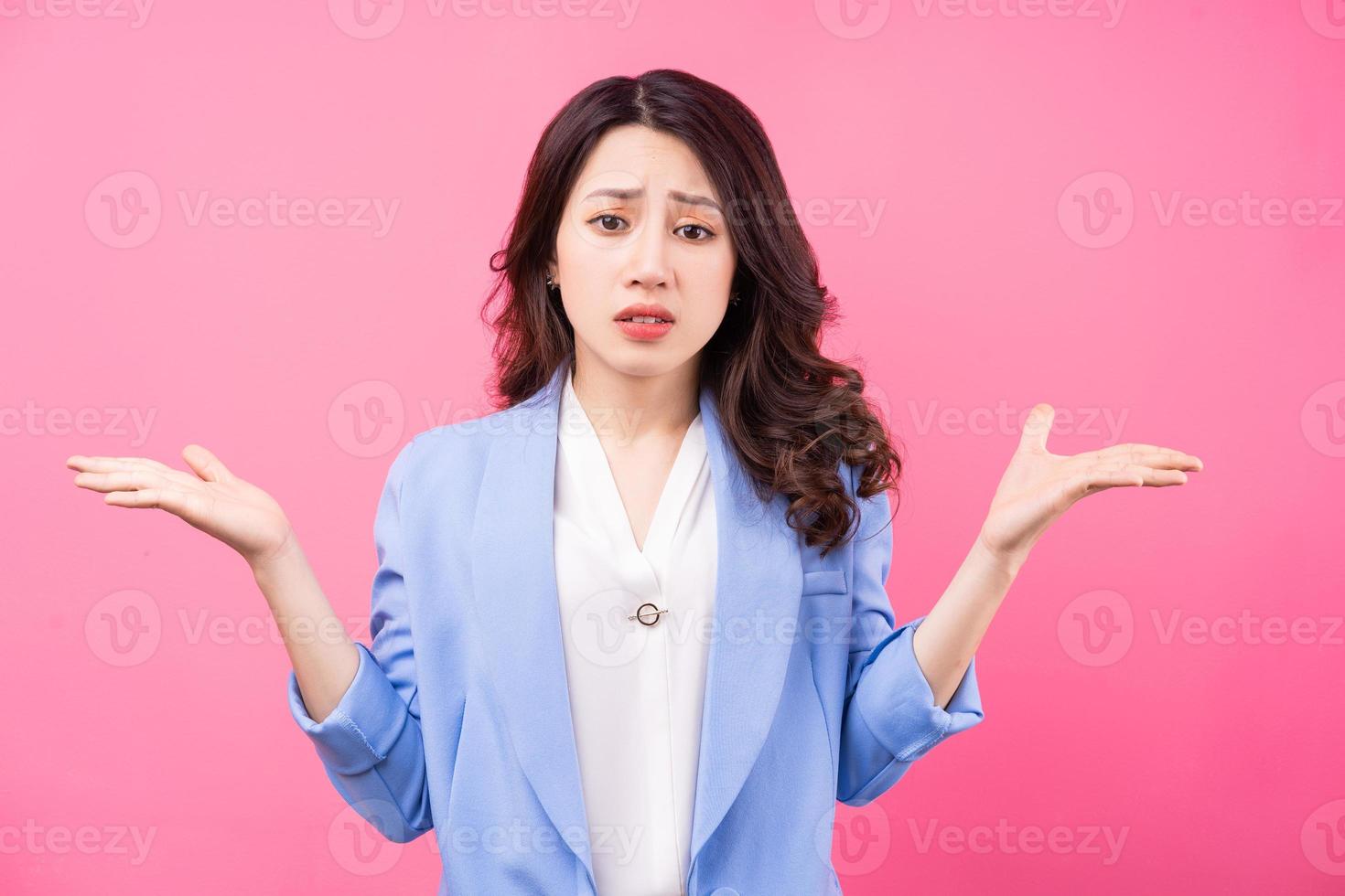 immagine di una donna d'affari asiatica su sfondo rosa foto