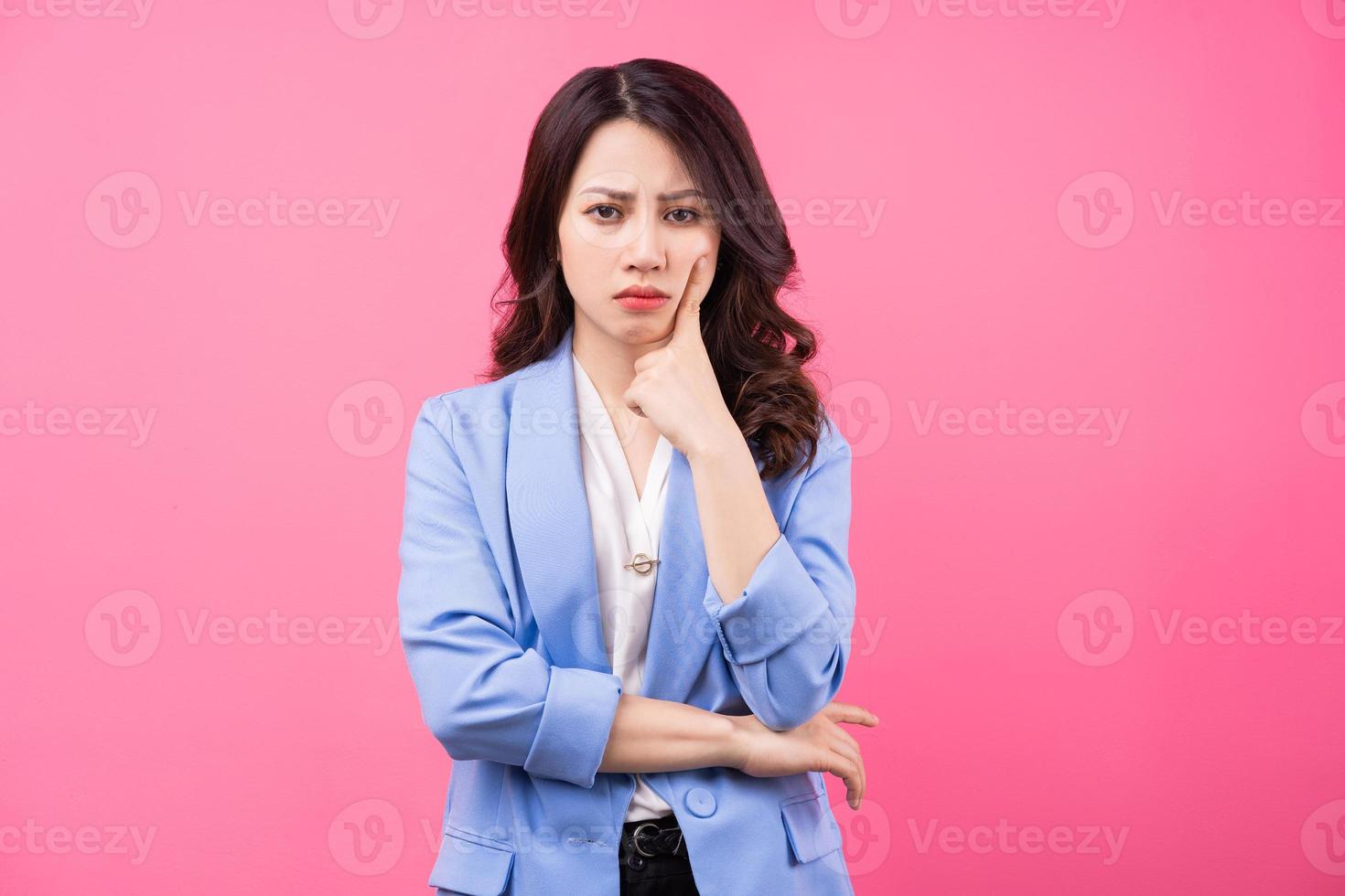 immagine di una donna d'affari asiatica su sfondo rosa foto