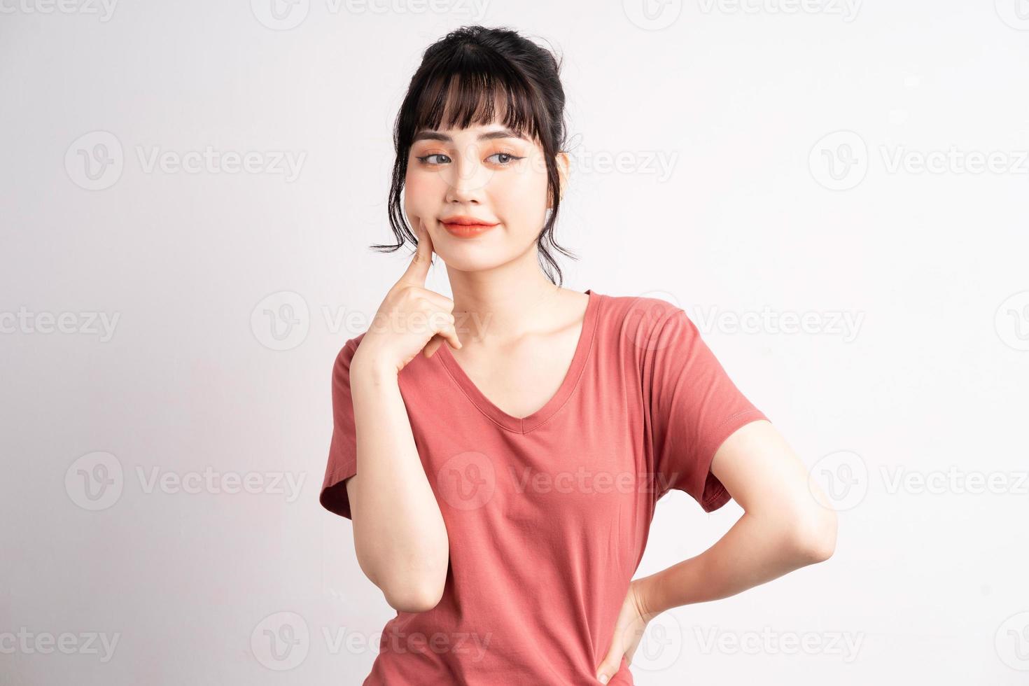 giovane donna asiatica in posa su sfondo bianco foto