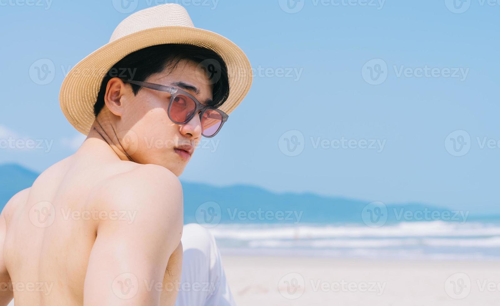 ritratto di uomo asiatico sulla spiaggia foto