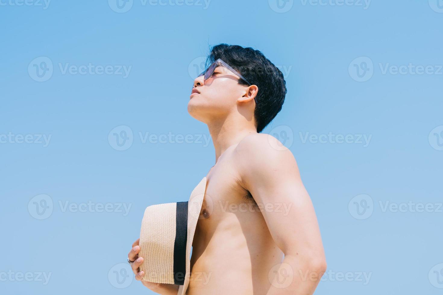 ritratto di uomo asiatico sulla spiaggia foto