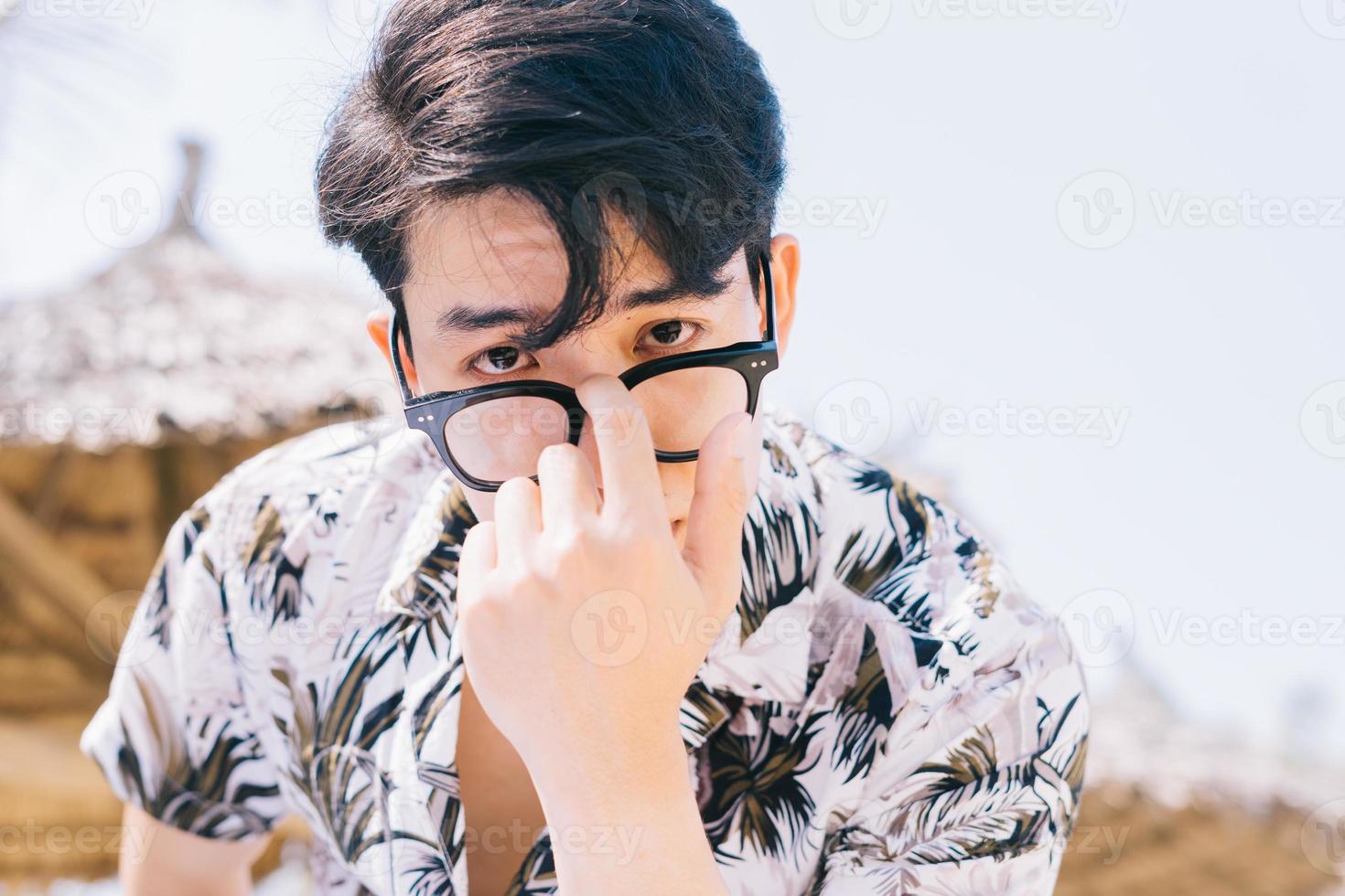 ritratto di uomo asiatico sulla spiaggia foto