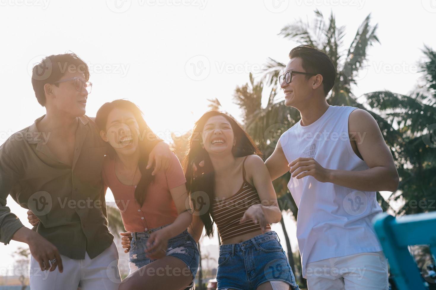 un gruppo di giovani asiatici si gode una gita al mare durante le vacanze estive foto