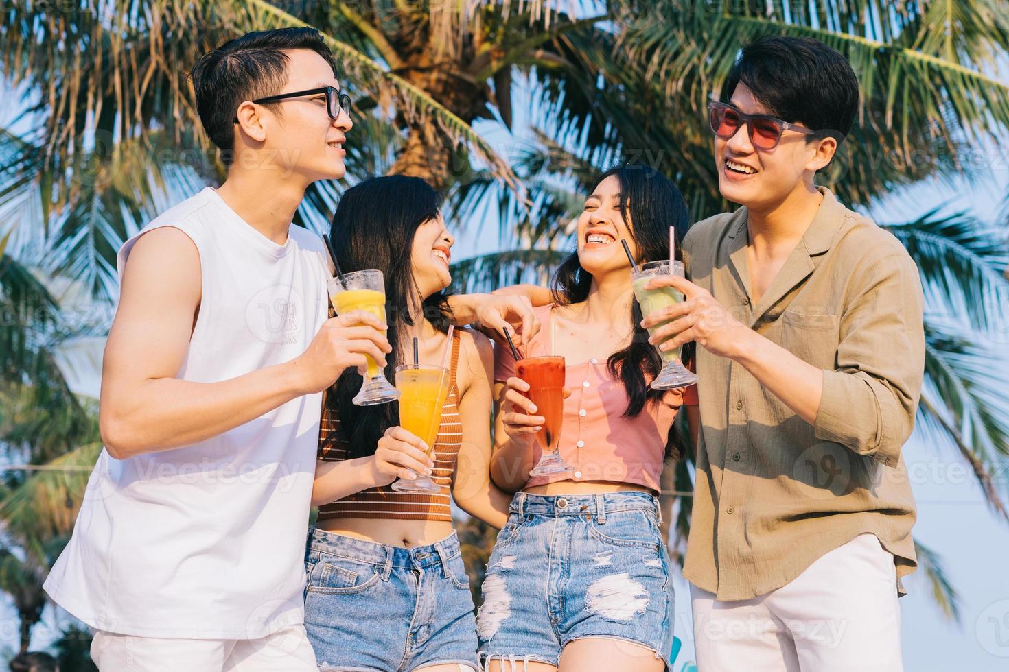 un gruppo di giovani asiatici si gode una gita al mare durante le vacanze estive foto