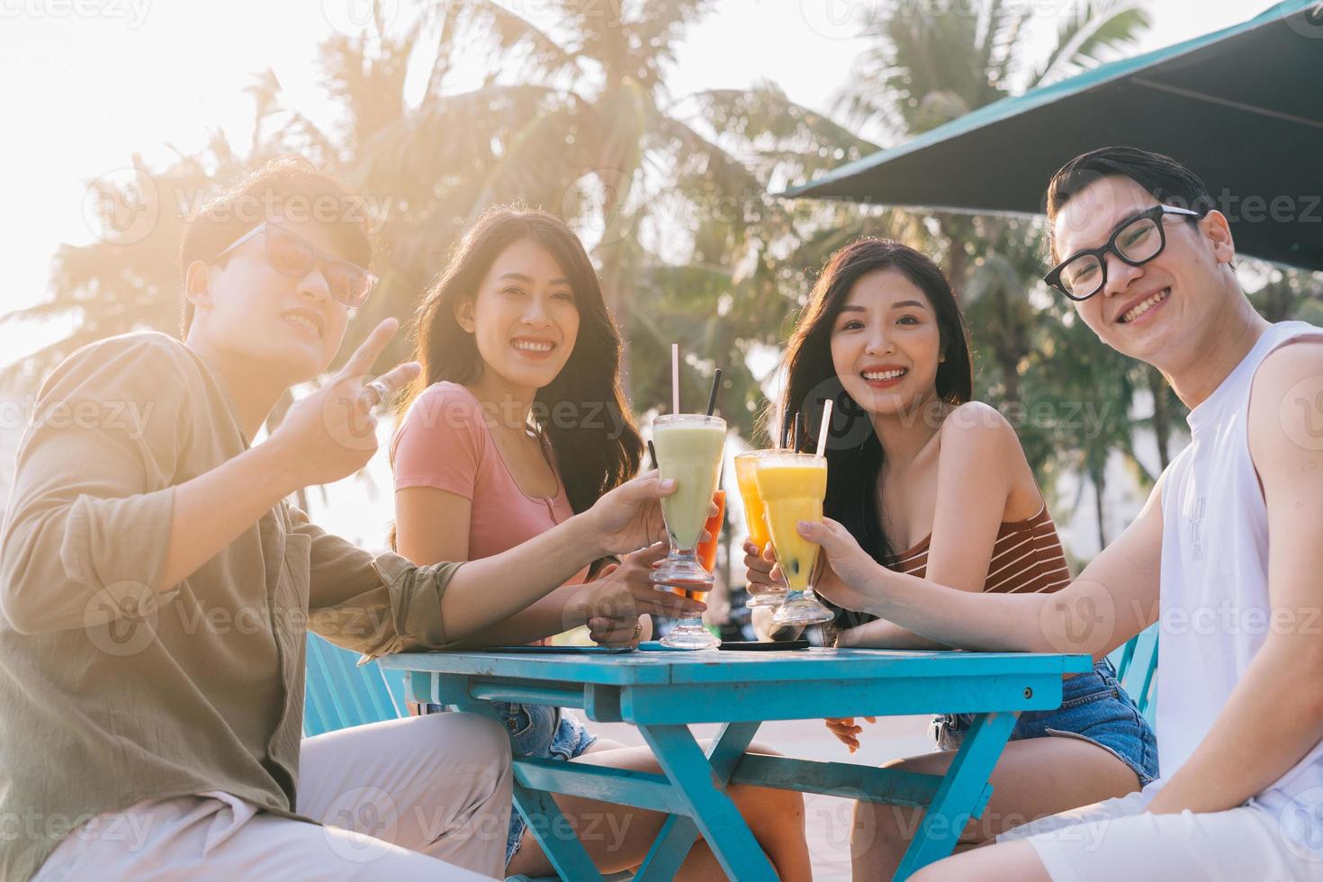 un gruppo di giovani asiatici si gode una gita al mare durante le vacanze estive foto