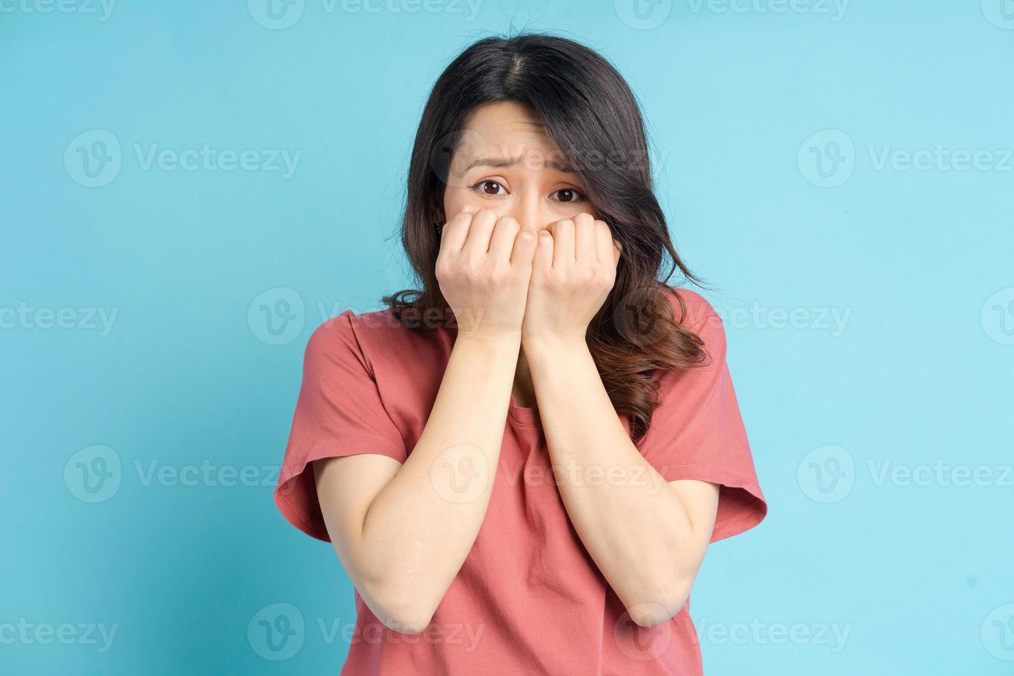 la bella donna asiatica si coprì la bocca con entrambe le mani con una faccia spaventata foto