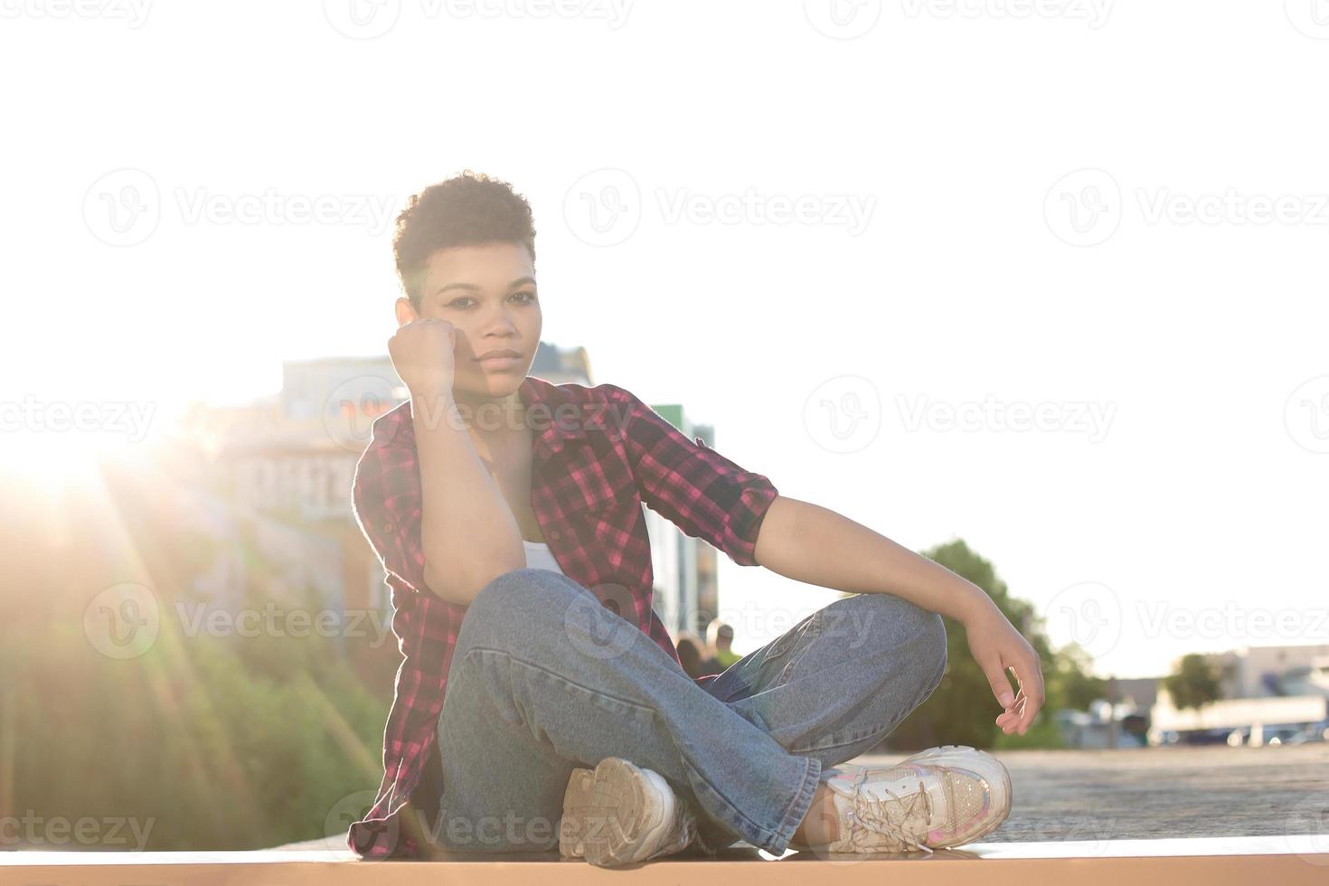 bella donna afroamericana con i capelli corti in estate per strada foto