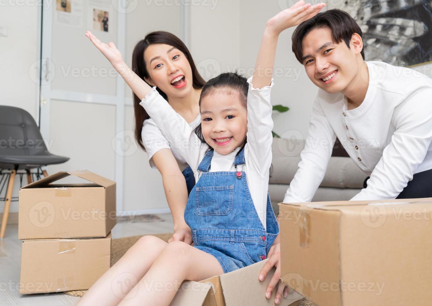 le giovani famiglie asiatiche si trasferiscono insieme in una nuova casa foto