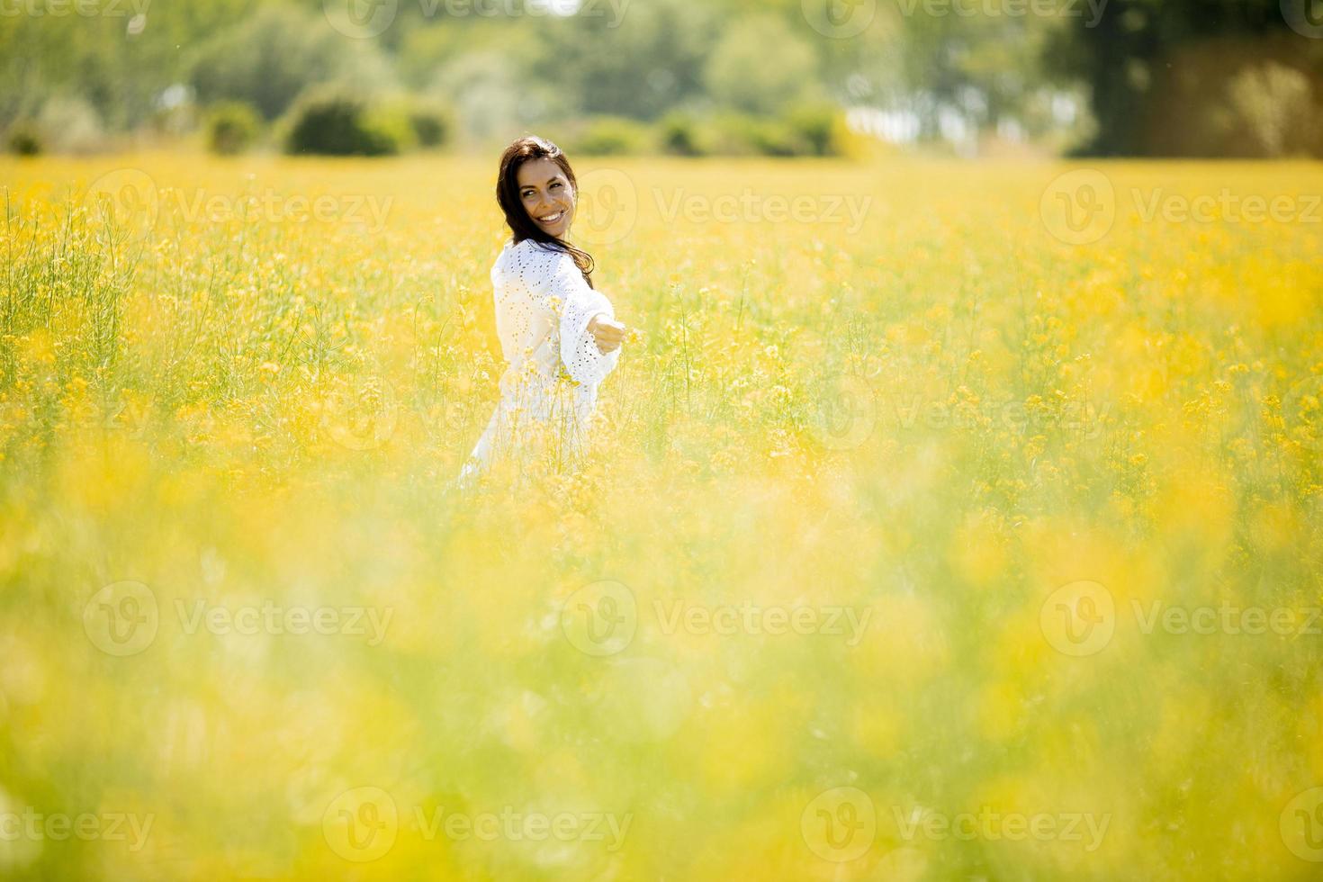 giovane donna nel campo di colza foto