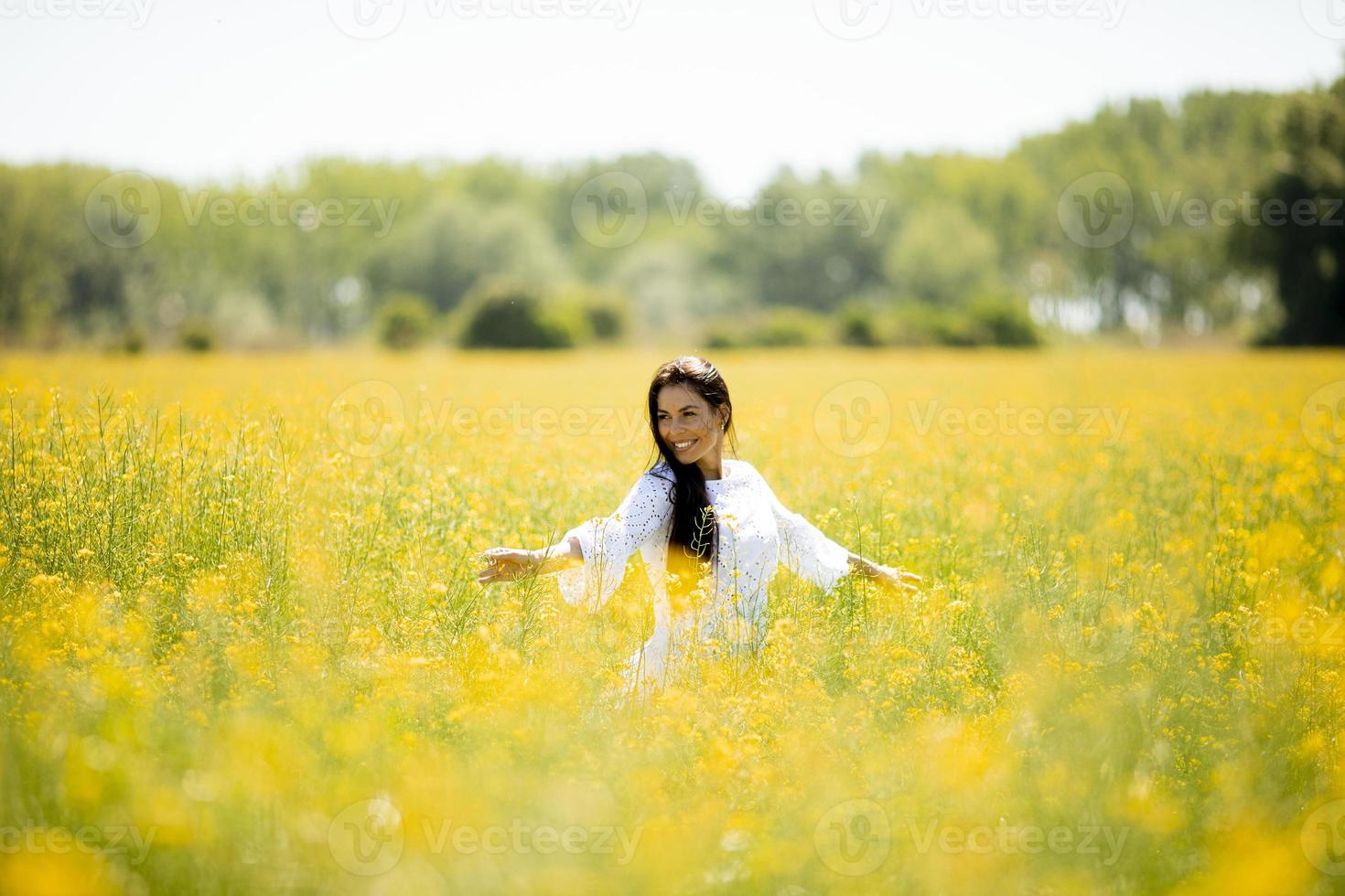 giovane donna nel campo di colza foto