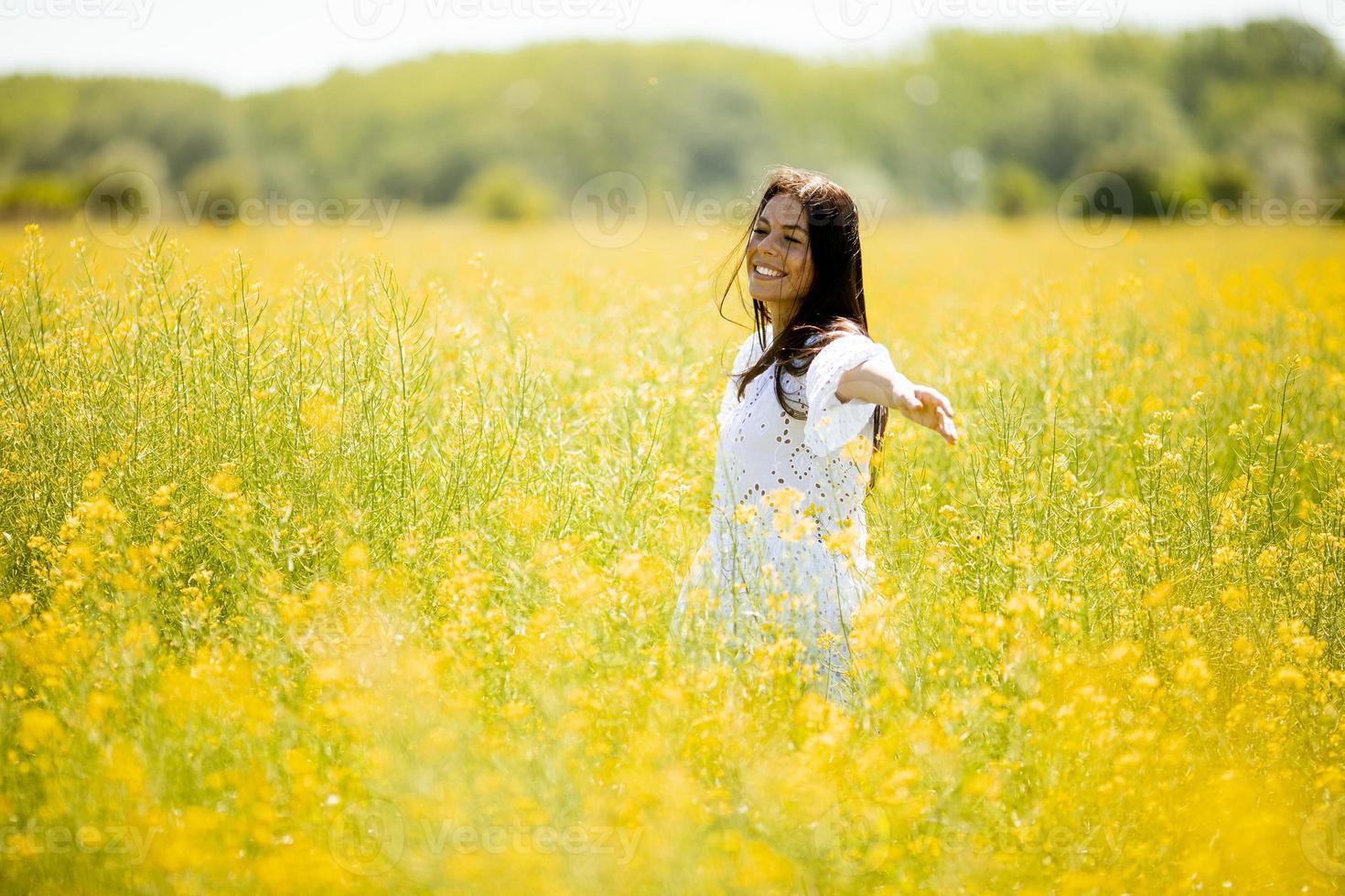 giovane donna nel campo di colza foto