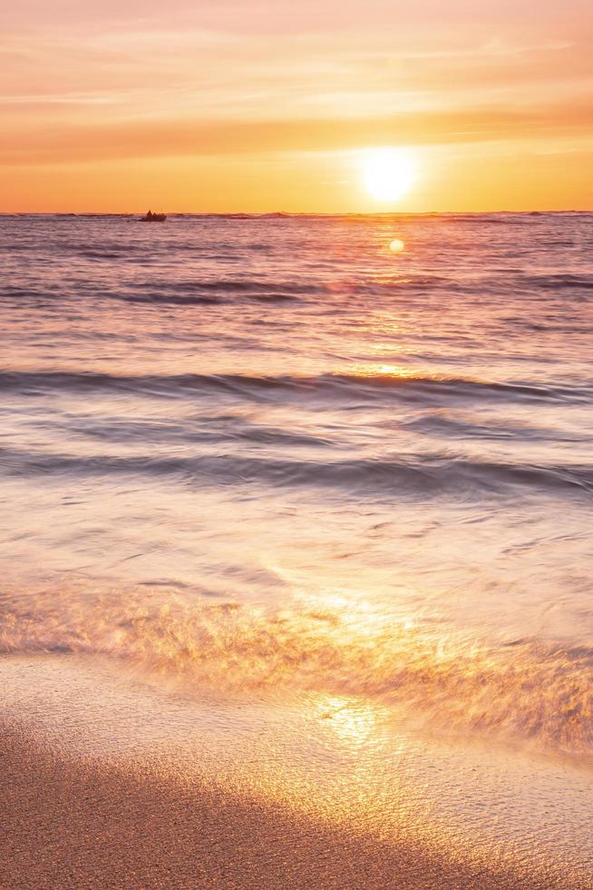 tramonto dorato in spiaggia foto