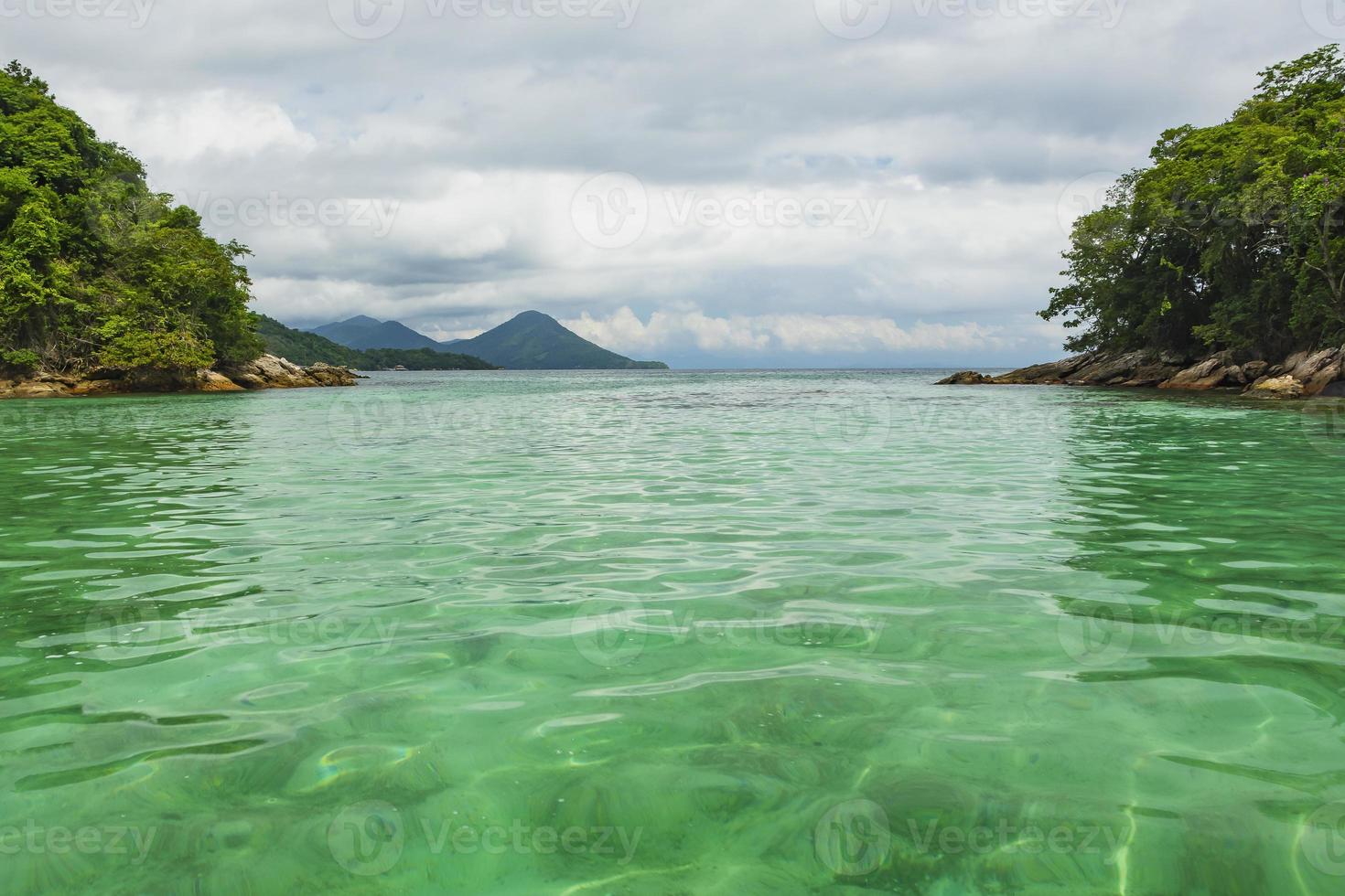 acqua color smeraldo in angra dos reis foto