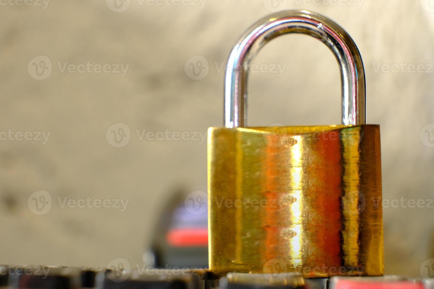 lucchetto sullo sfondo del tavolo e concetto di sicurezza aziendale, protezione delle informazioni personali dei dati foto