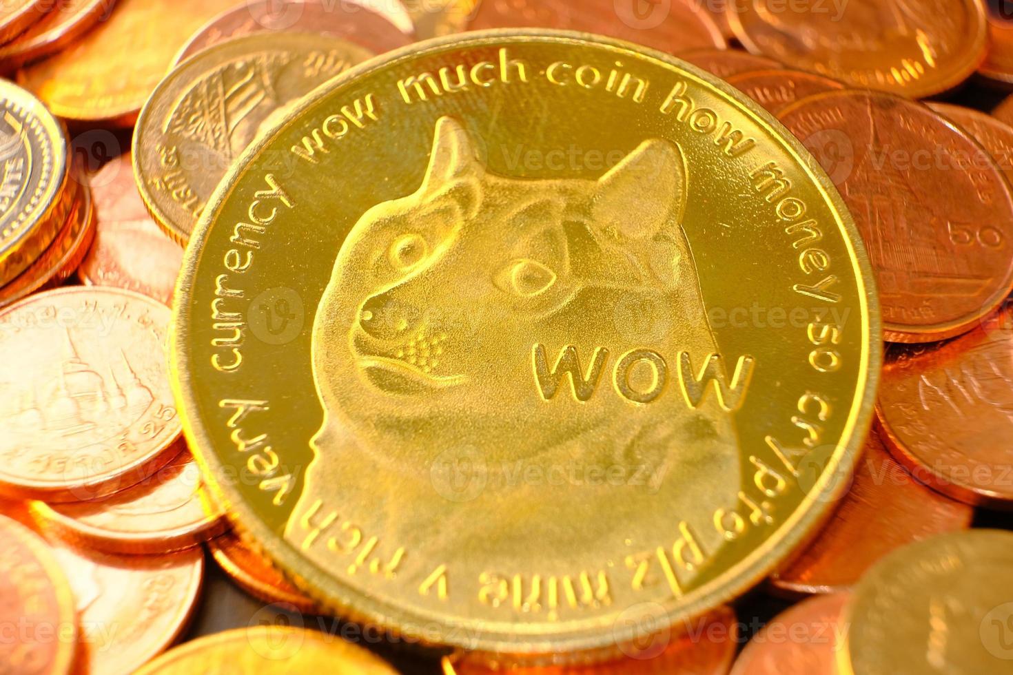 monete di criptovaluta sul tavolo e concetto di denaro in valuta digitale, denaro digitale in futuro, sfondo di monete d'oro foto