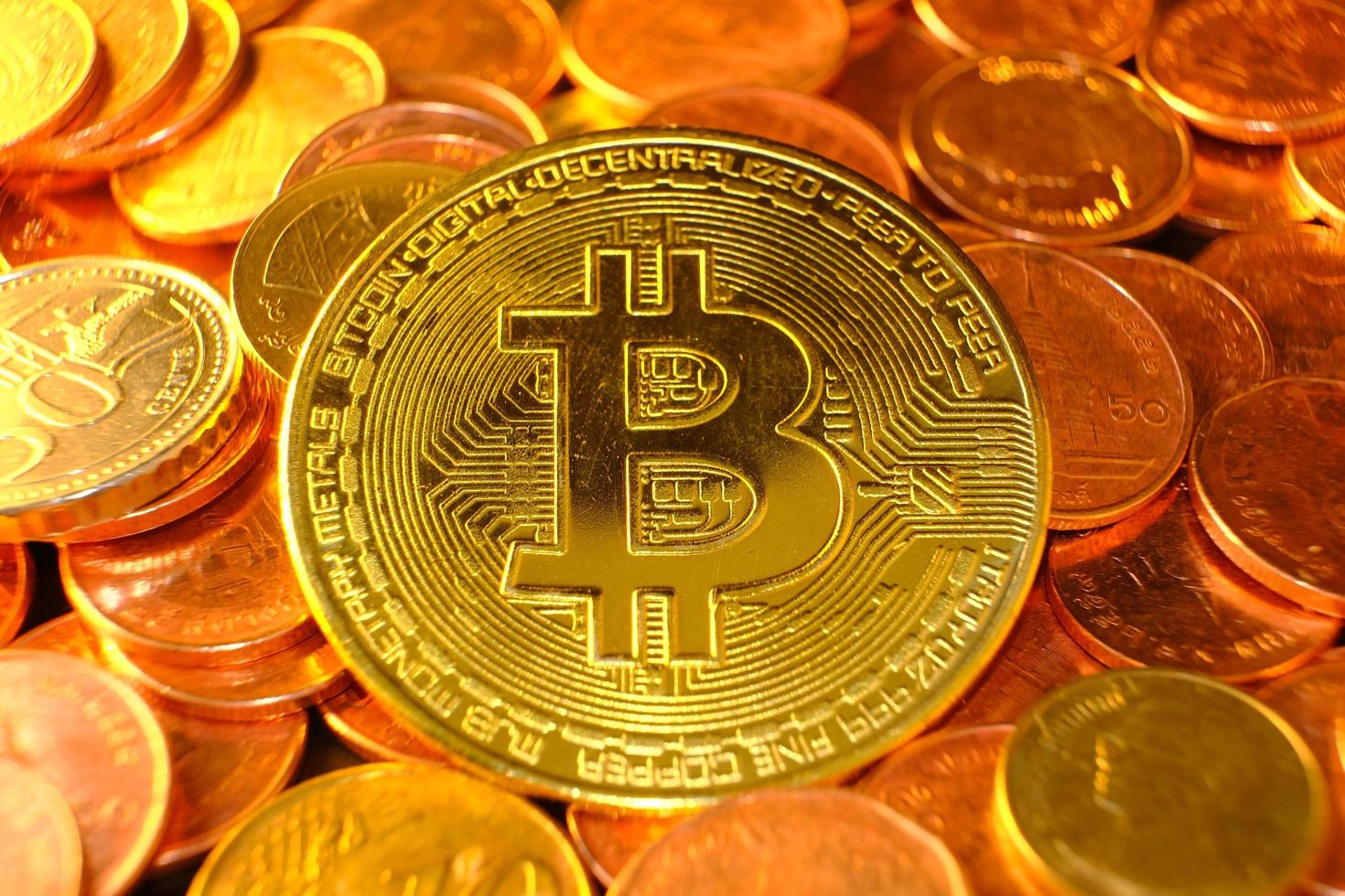 monete di criptovaluta sul tavolo e concetto di denaro in valuta digitale, mercato delle criptovalute, concetto di sistemi finanziari di criptovaluta, sfondo di monete d'oro foto