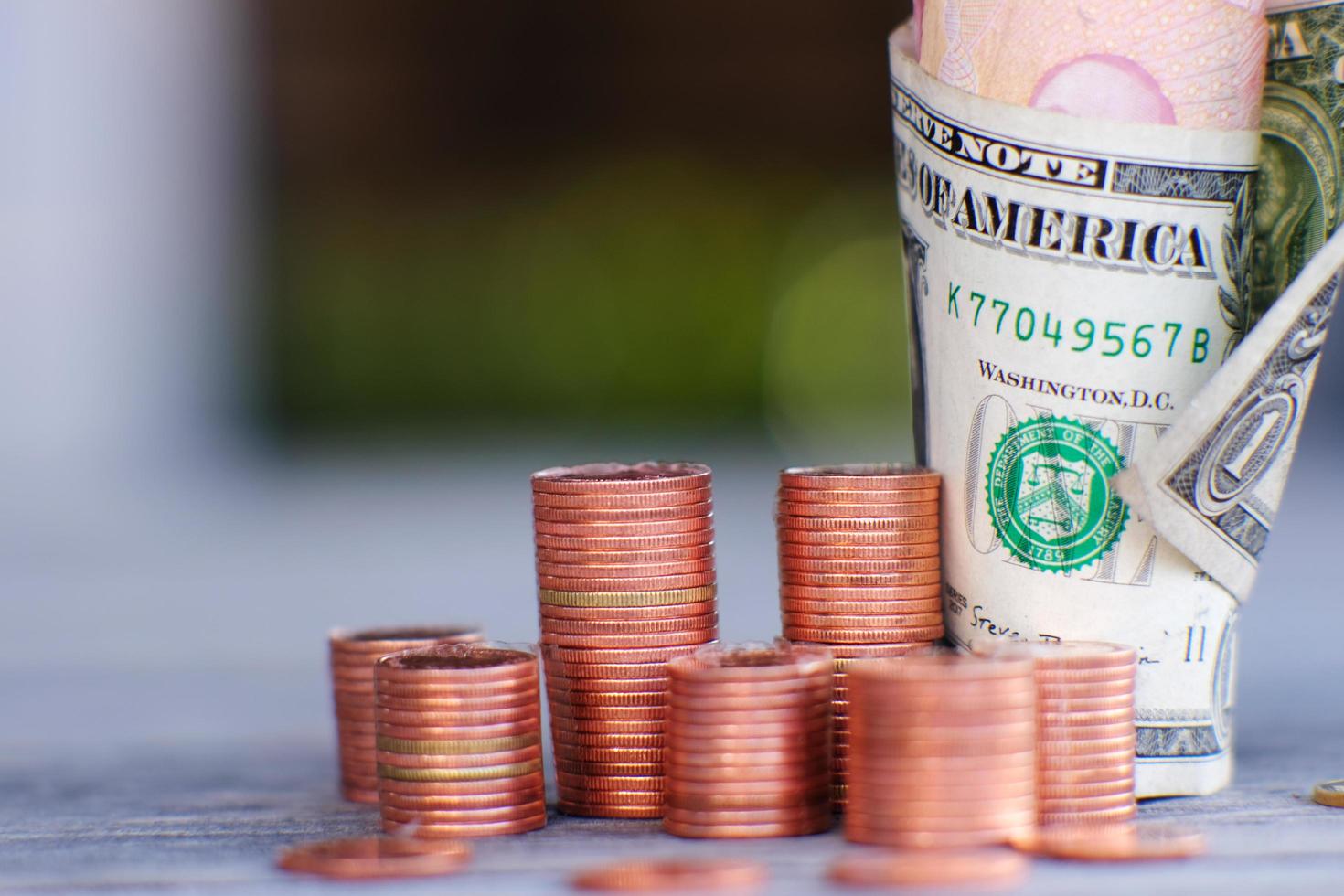 moneta sullo sfondo del tavolo e risparmio di denaro aziendale o finanziario foto