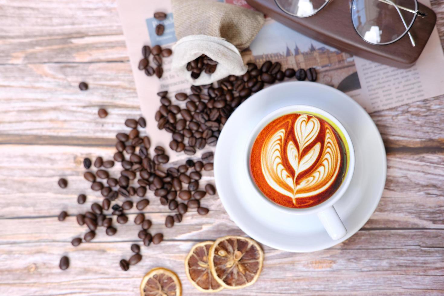 tazza di caffè sul tavolo e spazio per il testo, caffè americano al mattino foto