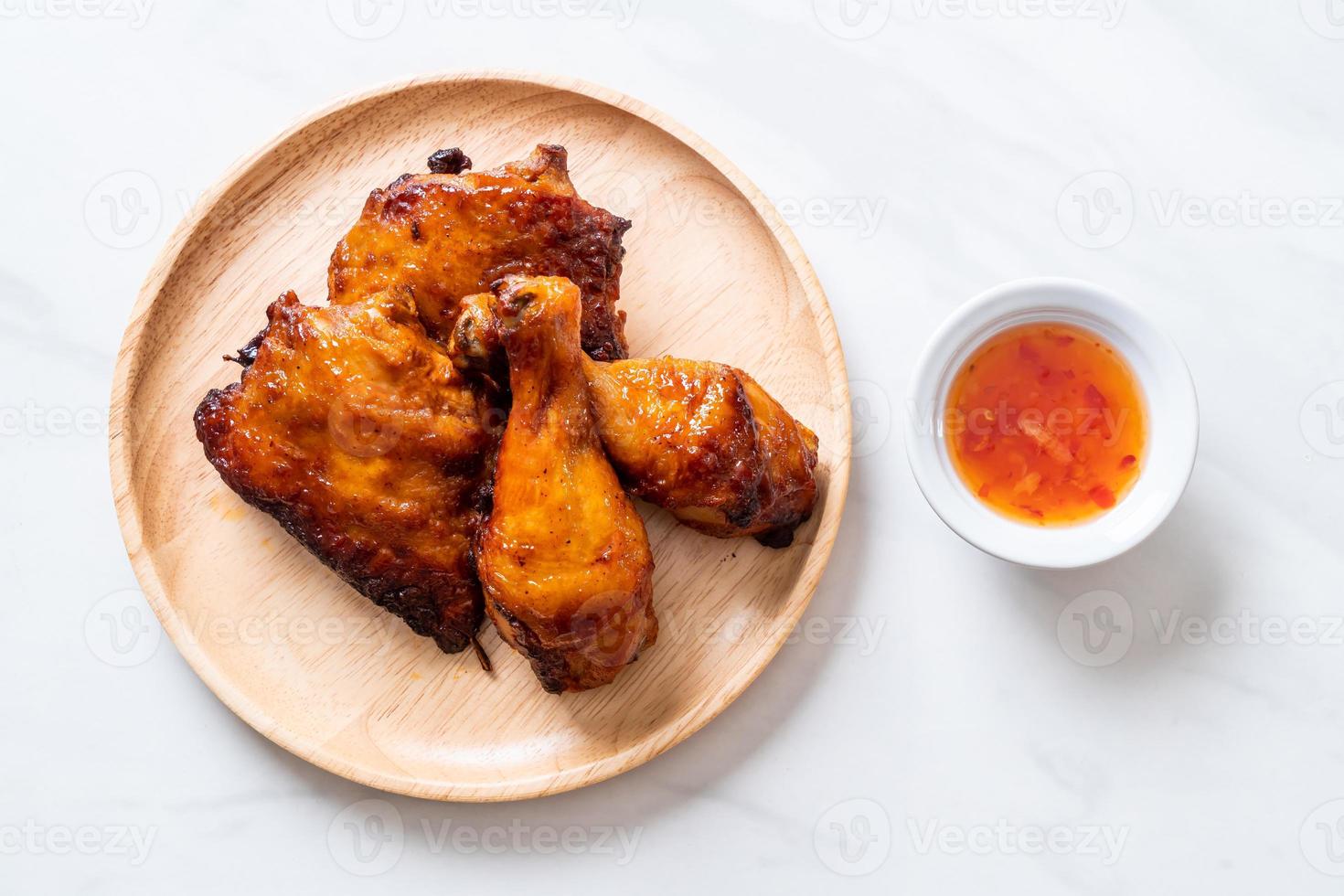 pollo alla griglia e barbecue su un tavolo foto